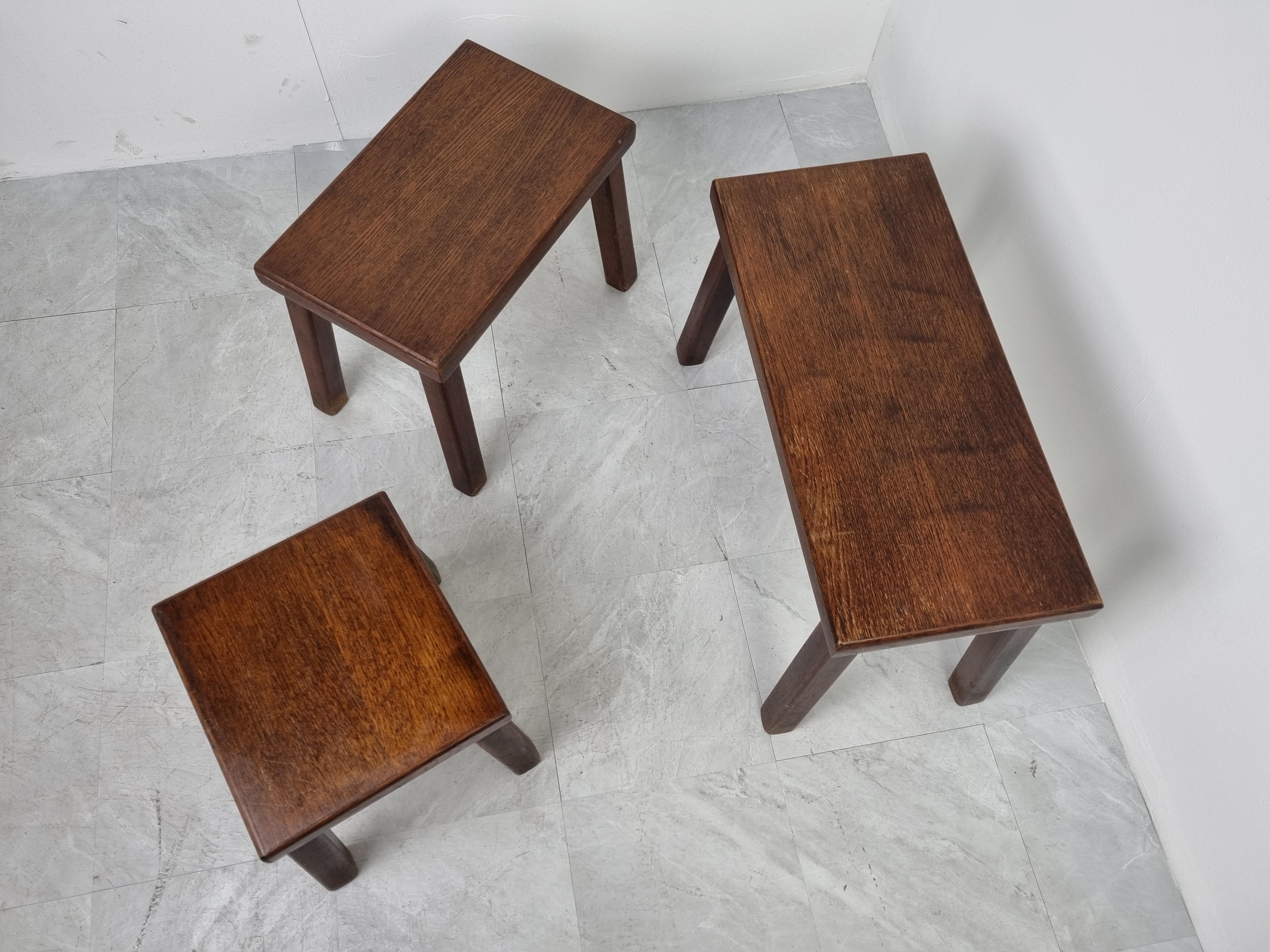 Lovely set of brutalist oak nesting tables.

Primitive and robuste design.

1960s - Belgium

Good condition

Dimensions of the largest table:

Height: 43 cm / 17.32