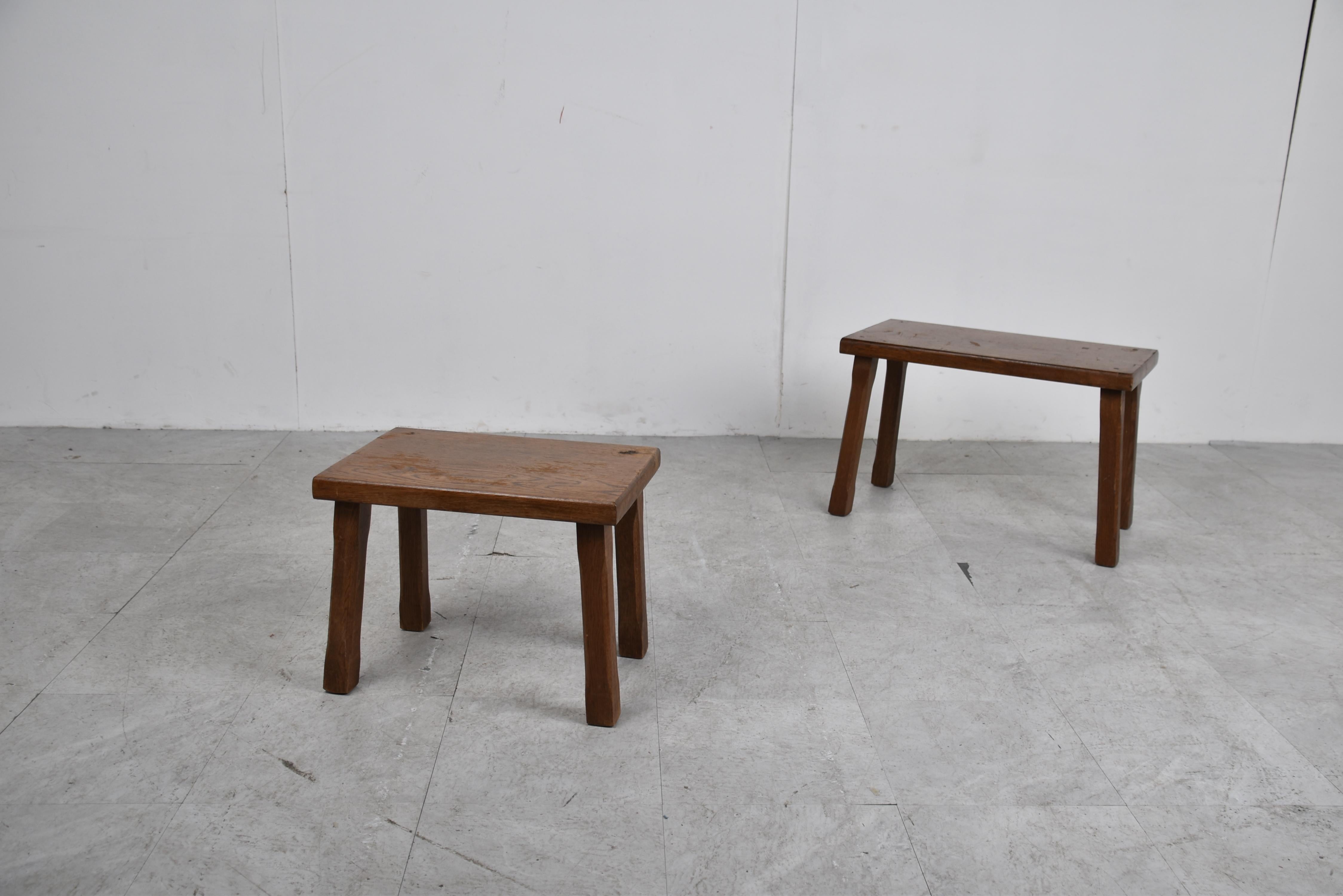 Lovely set of brutalist oak nesting tables.

Primitive and robuste design.

1960s - Belgium

Good condition

Dimensions of the largest table:

Height: 40cm/15.74
