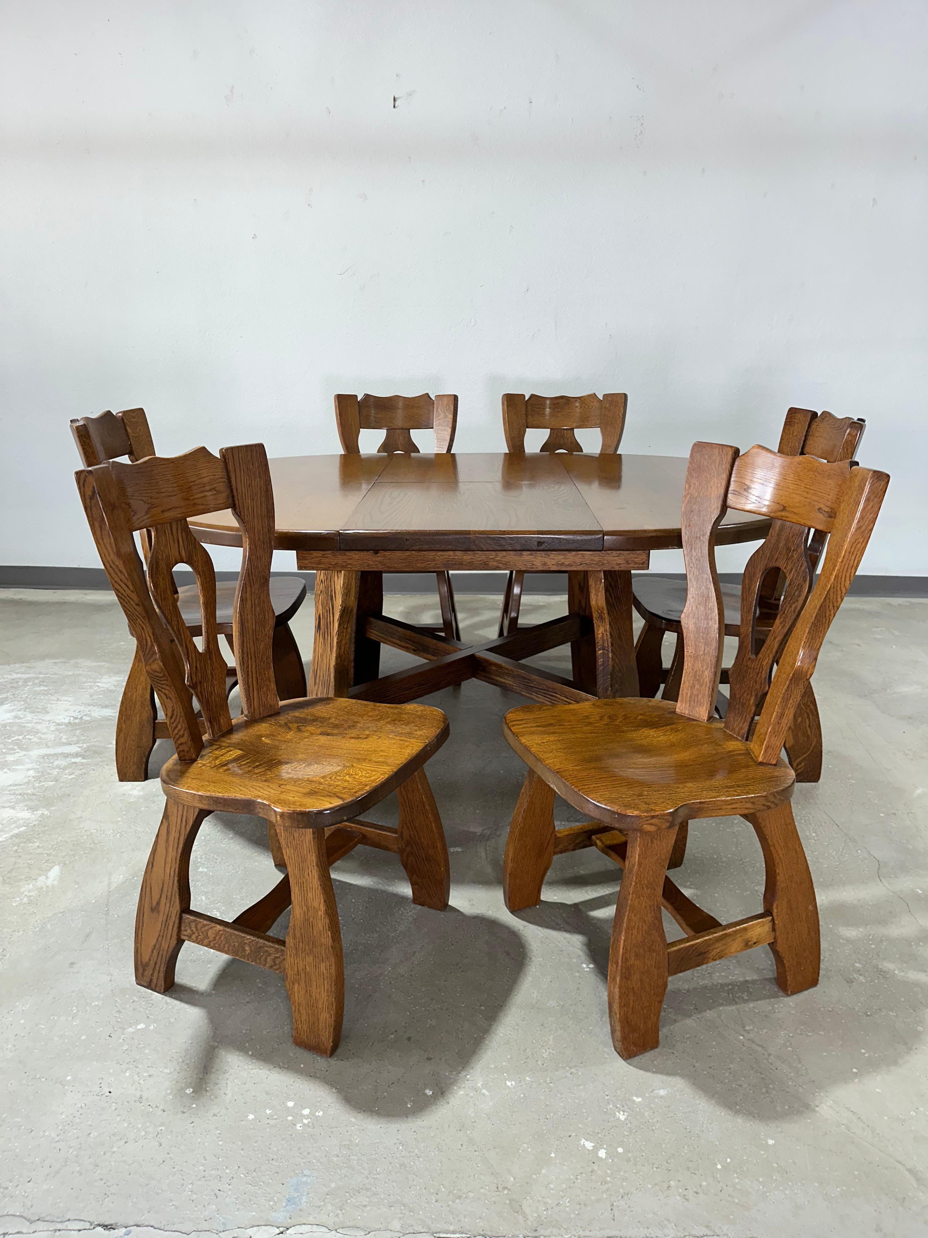 Set da pranzo brutalista in Oak vintage, anni '70 circa, nello stile di Guillerme et Chambron, produttore sconosciuto. Acquistata dal proprietario originale a Mainz Kastel, in Germania, negli anni '70, durante il suo servizio di leva e riportata con