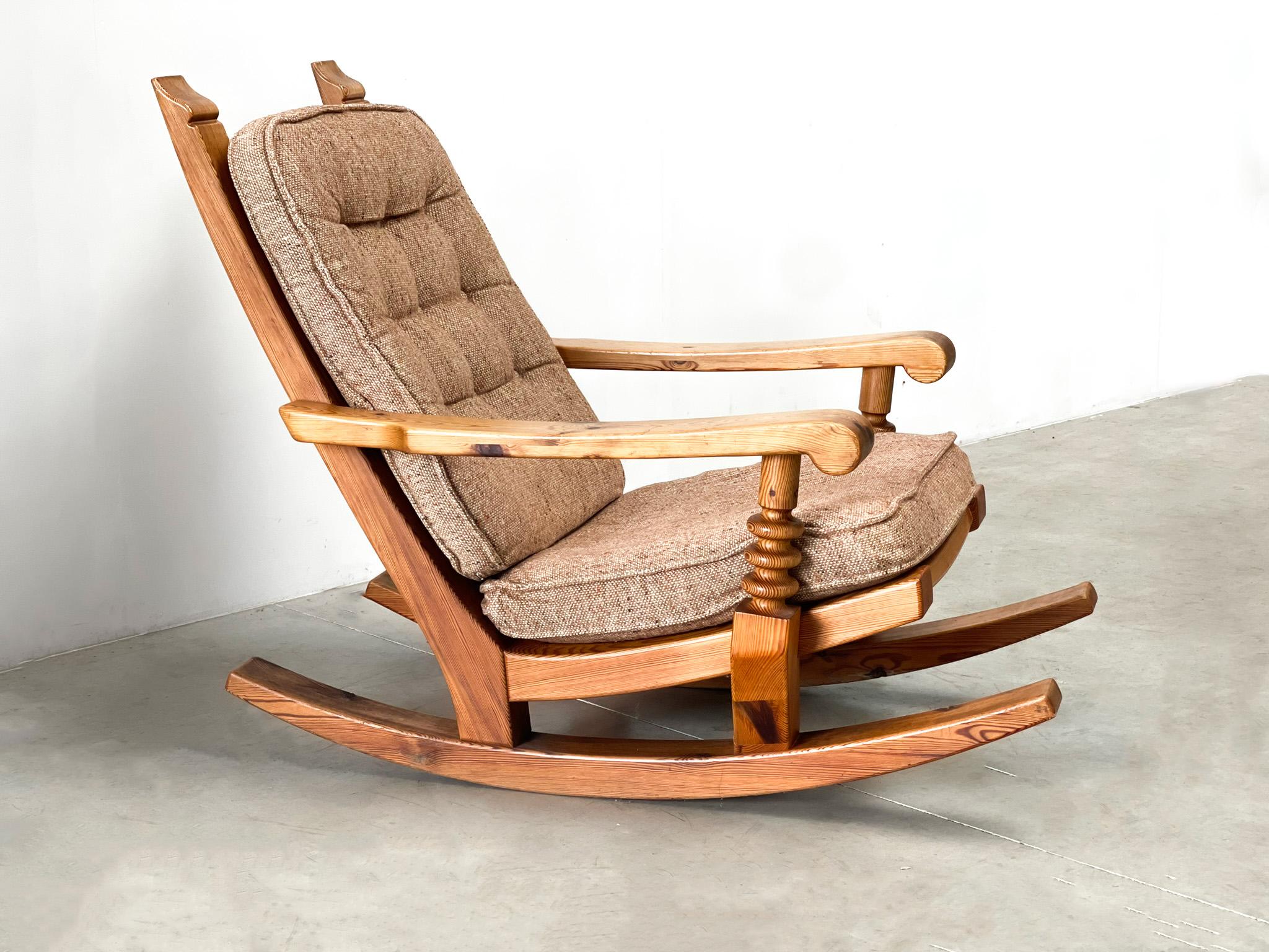 Très belle chaise à bascule d'Allemagne ! Le rocking-chair a probablement été fabriqué dans une petite usine en Allemagne. Il s'agit d'un très bon exemple de design lourd, solide et intemporel. Cette chaise a été professionnellement remise à neuf et