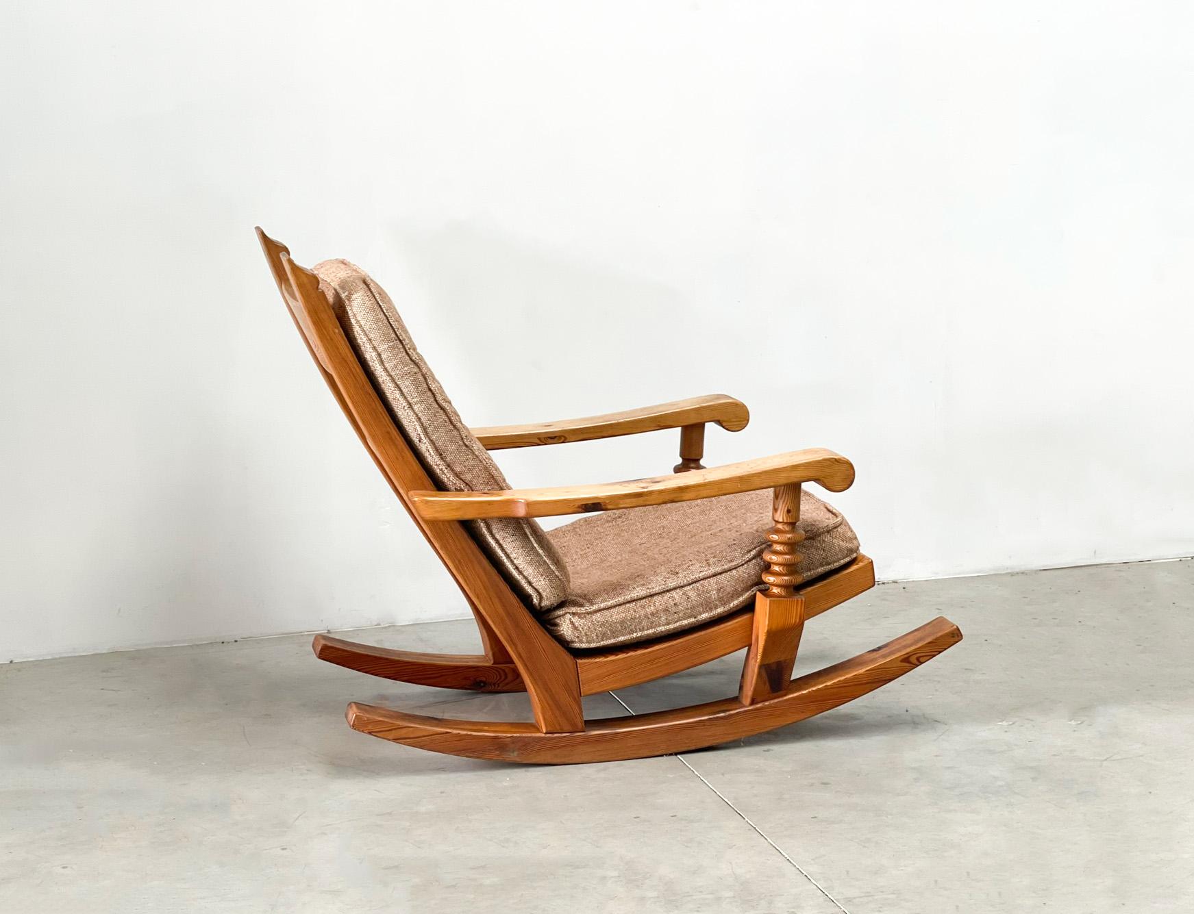 Fin du 20e siècle Chaise à bascule vintage en chêne brutaliste en vente