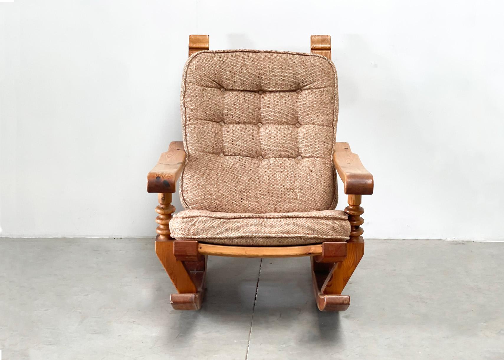 Vintage brutalist oak rocking chair In Excellent Condition For Sale In Nijlen, VAN