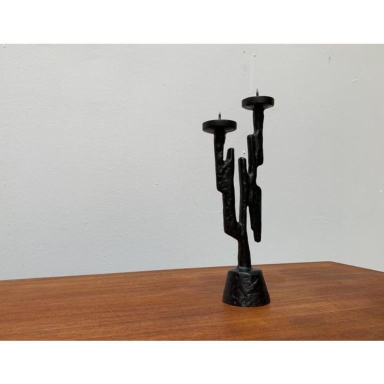 Grand bougeoir en métal brutaliste avec 2 bras.

Informations complémentaires :
Matériaux : Métal
Style : Brutaliste
Période : 1970s
Couleur : Noir
Type d'article : Vintage, antique ou d'occasion
Dimensions : 4,72ʺW × 2,76ʺD × 11,81ʺH
Condition :