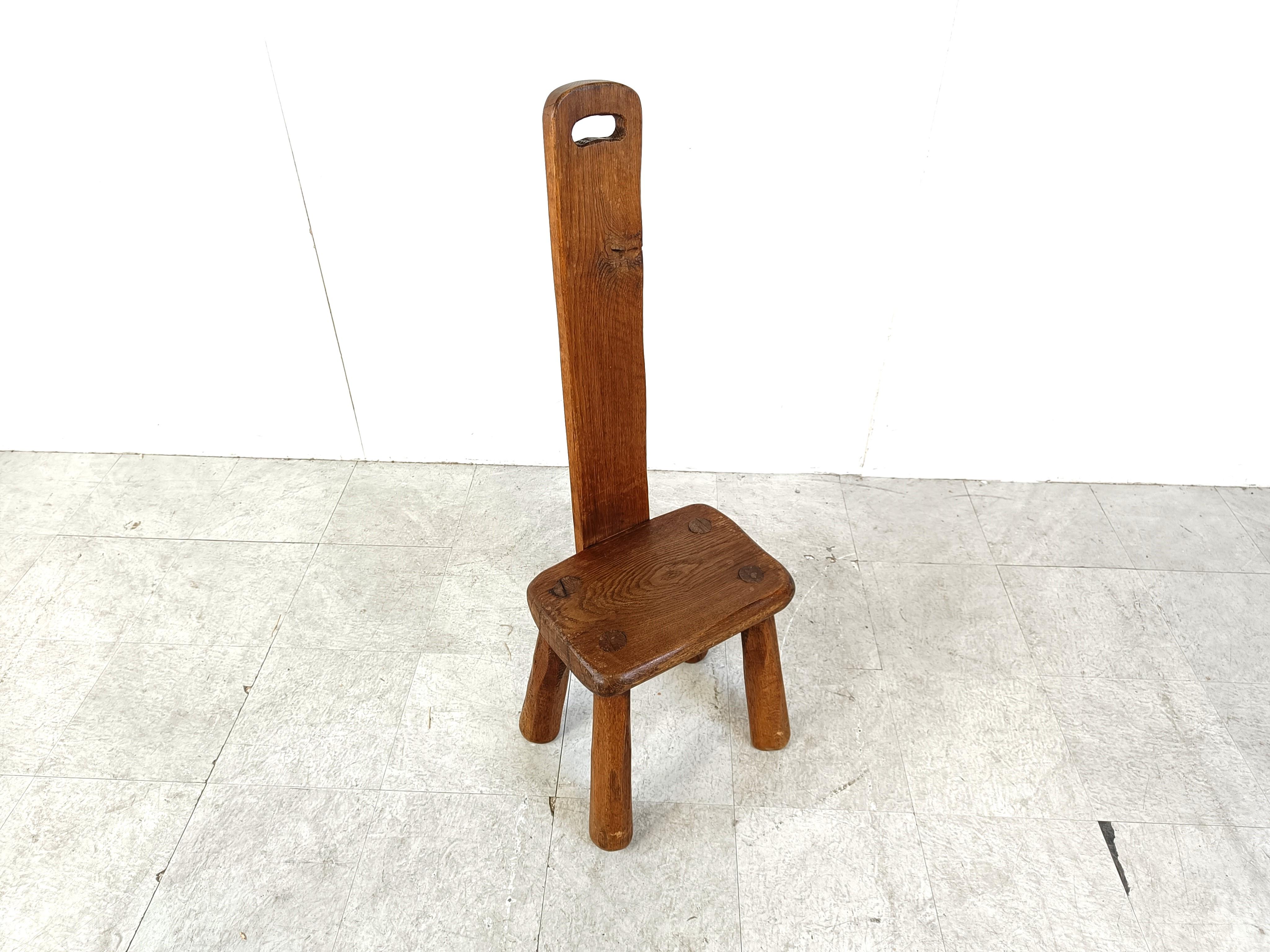 Decorative brutalist side chair with 4 chunky interlocking legs and a long backrest.

The chair looks great and is in very nice and sturdy condition.

1960s Belgium

Height: 108cm/42.51