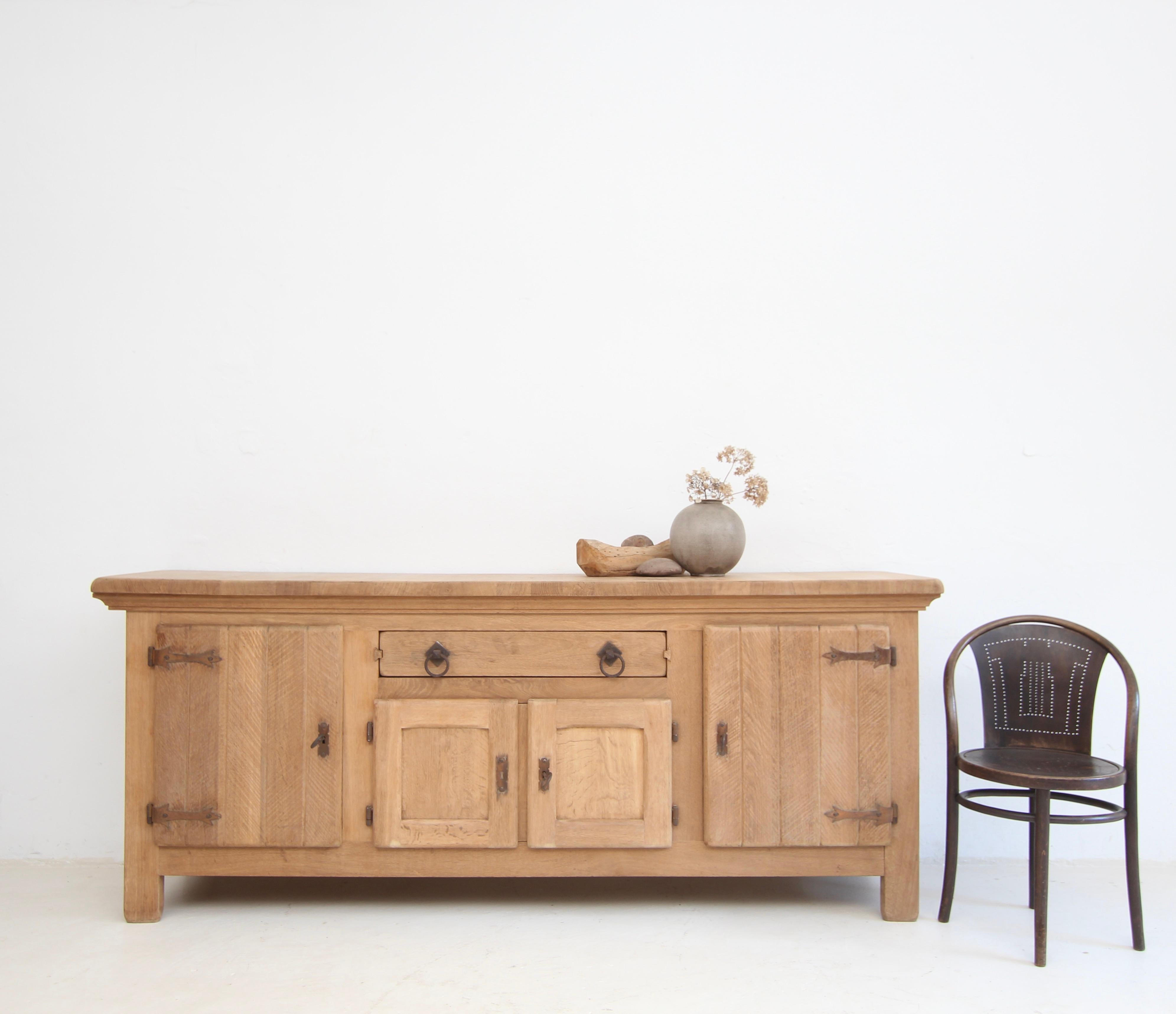 Brutalistisches Sideboard im Vintage-Stil aus der Mitte des 20. Jahrhunderts. Hergestellt aus massiver Eiche. Restauriert und für den täglichen Gebrauch bereit.

Im Stil des ehemaligen belgischen Möbelherstellers De Puydt, der vor allem in der Mitte