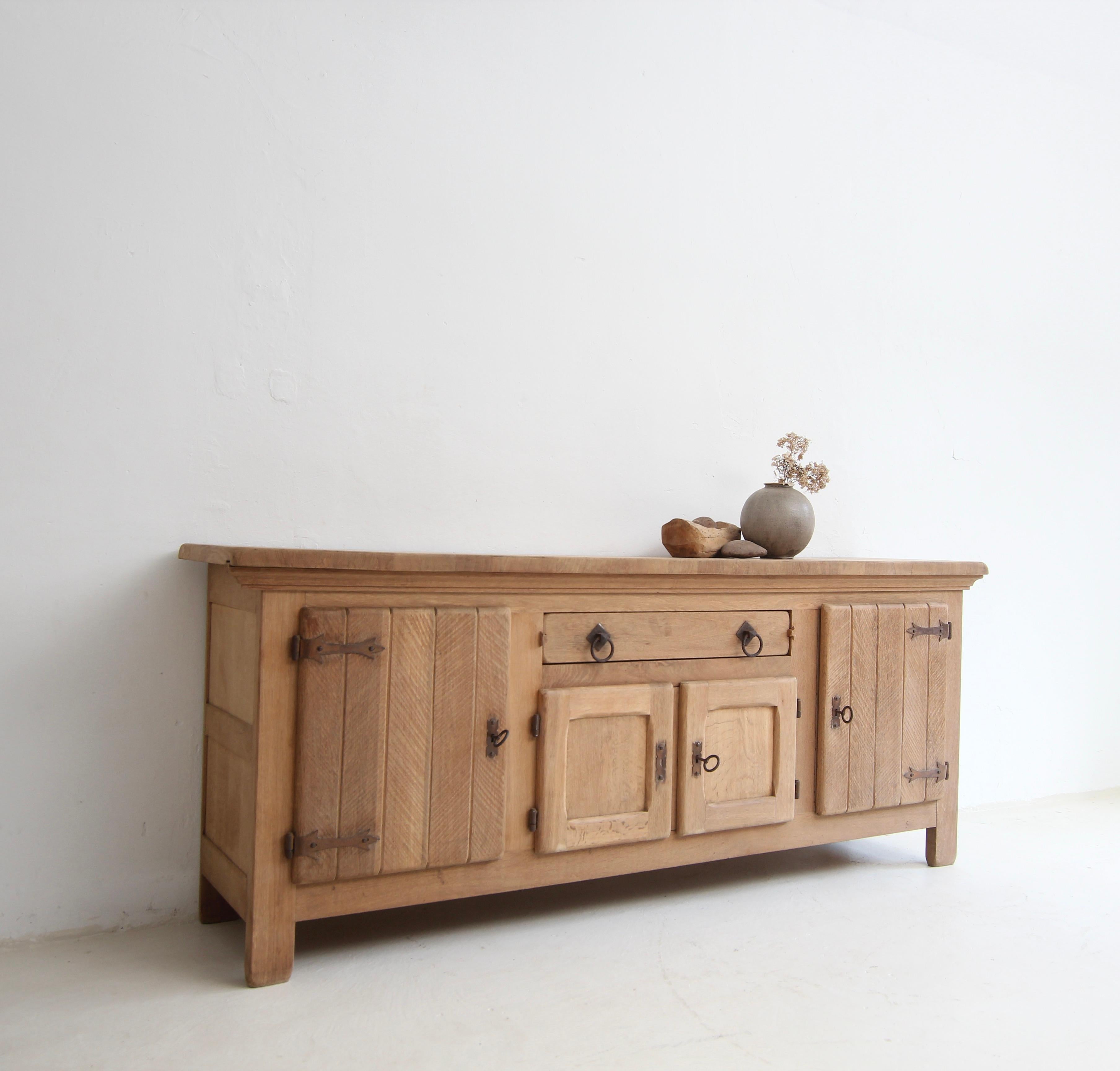 Brutalistisches Sideboard aus Eiche, Vintage (Europäisch) im Angebot