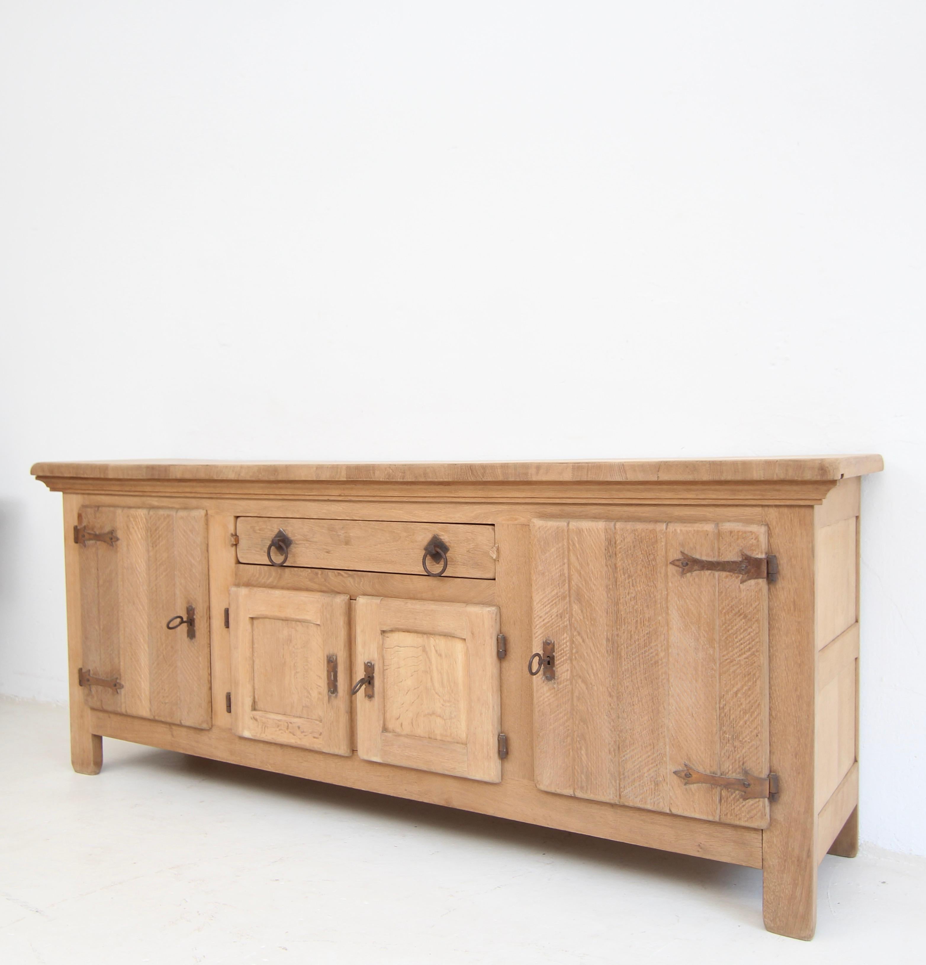 Brutalistisches Sideboard aus Eiche, Vintage (20. Jahrhundert) im Angebot