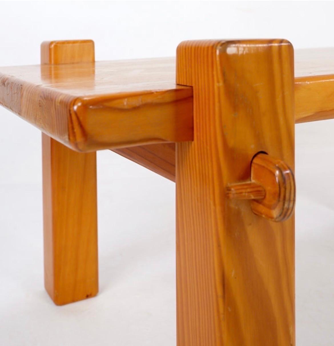 Vintage Brutalist solid pine coffee table from the 70s 

Wear consistent with age and use

Brutalist - Natural decoration - Vintage
Measures : 100cmx65cm Top: 100cmx50cm H:44/40,5cm 
