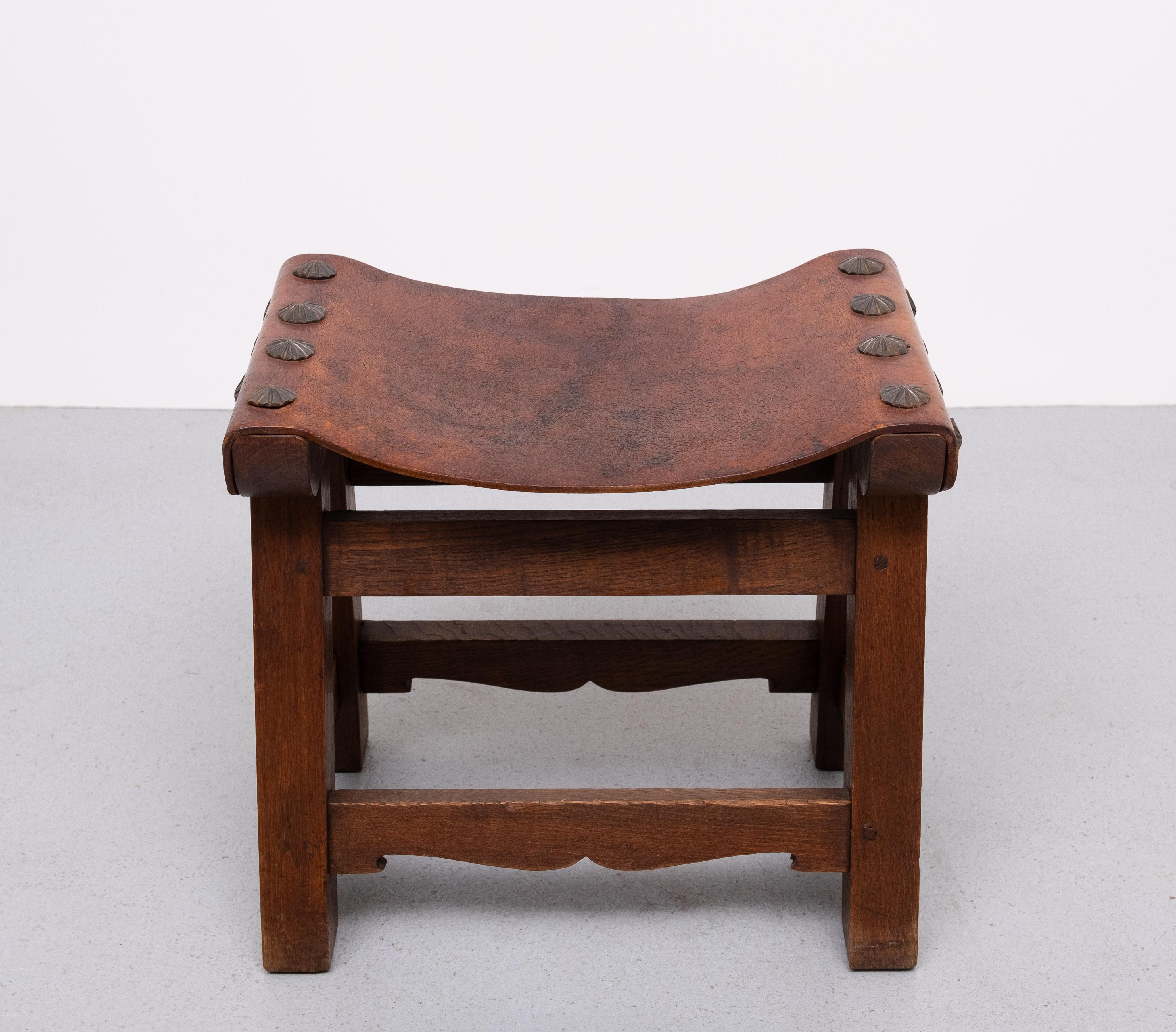 Very nice chunky Brutalist Ottoman . Hand made Wood pins  Solid Oak frame        .comes with a Thick Leather top . 1950s Spanish .
Good sturdy condition 
