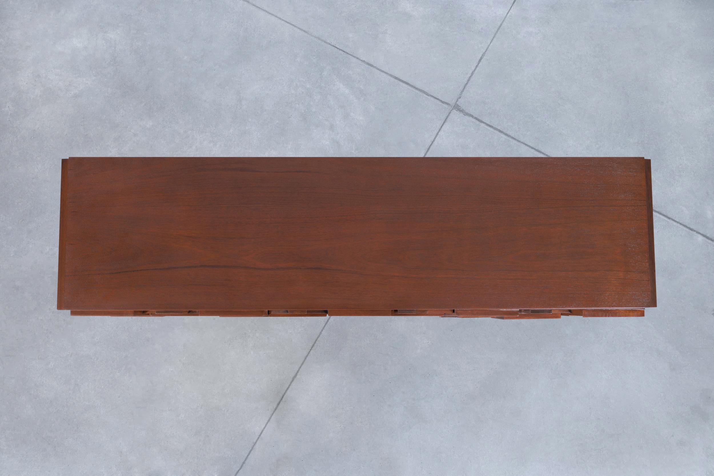 Comò brutalista d'epoca in noce 