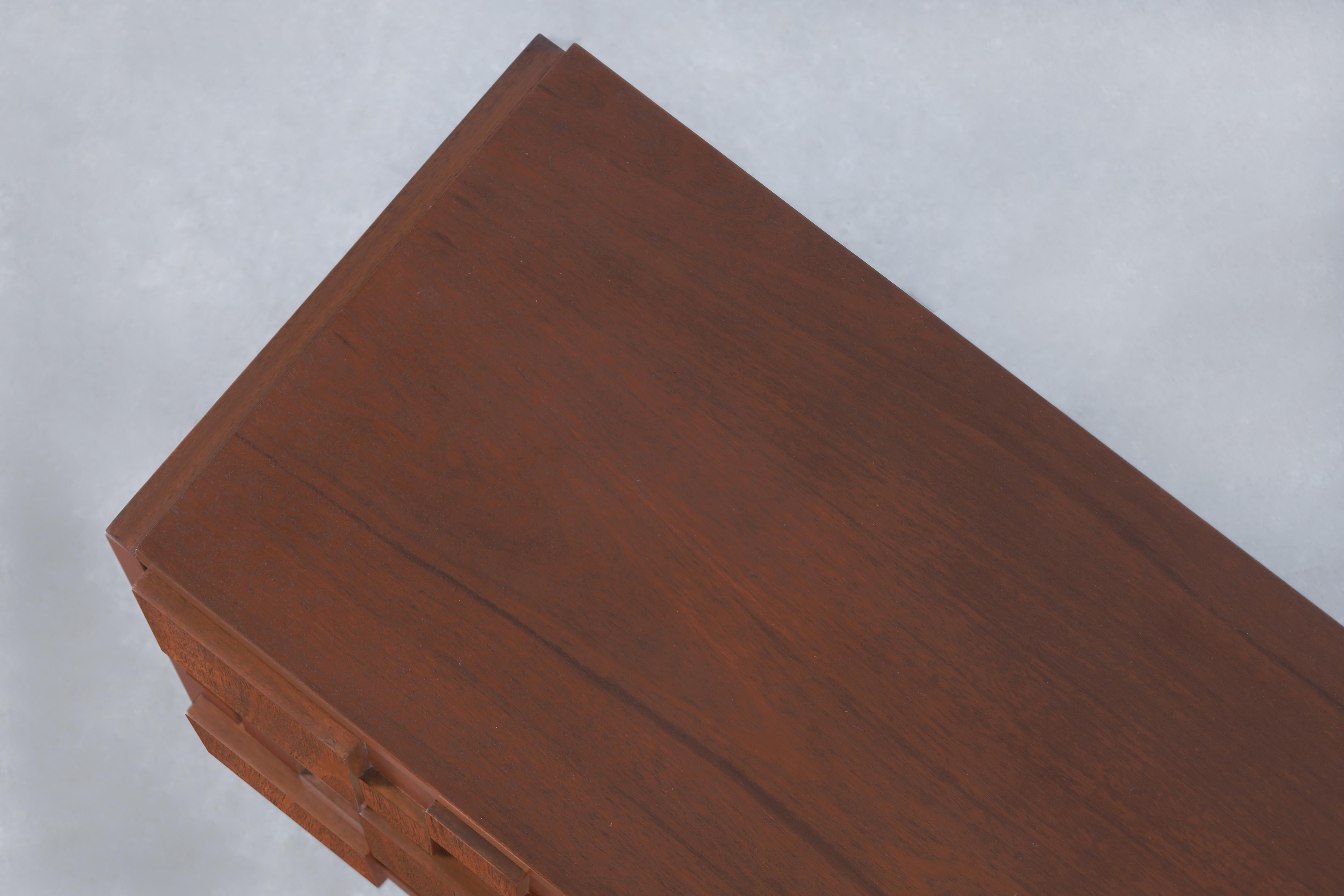 Comò brutalista d'epoca in noce 