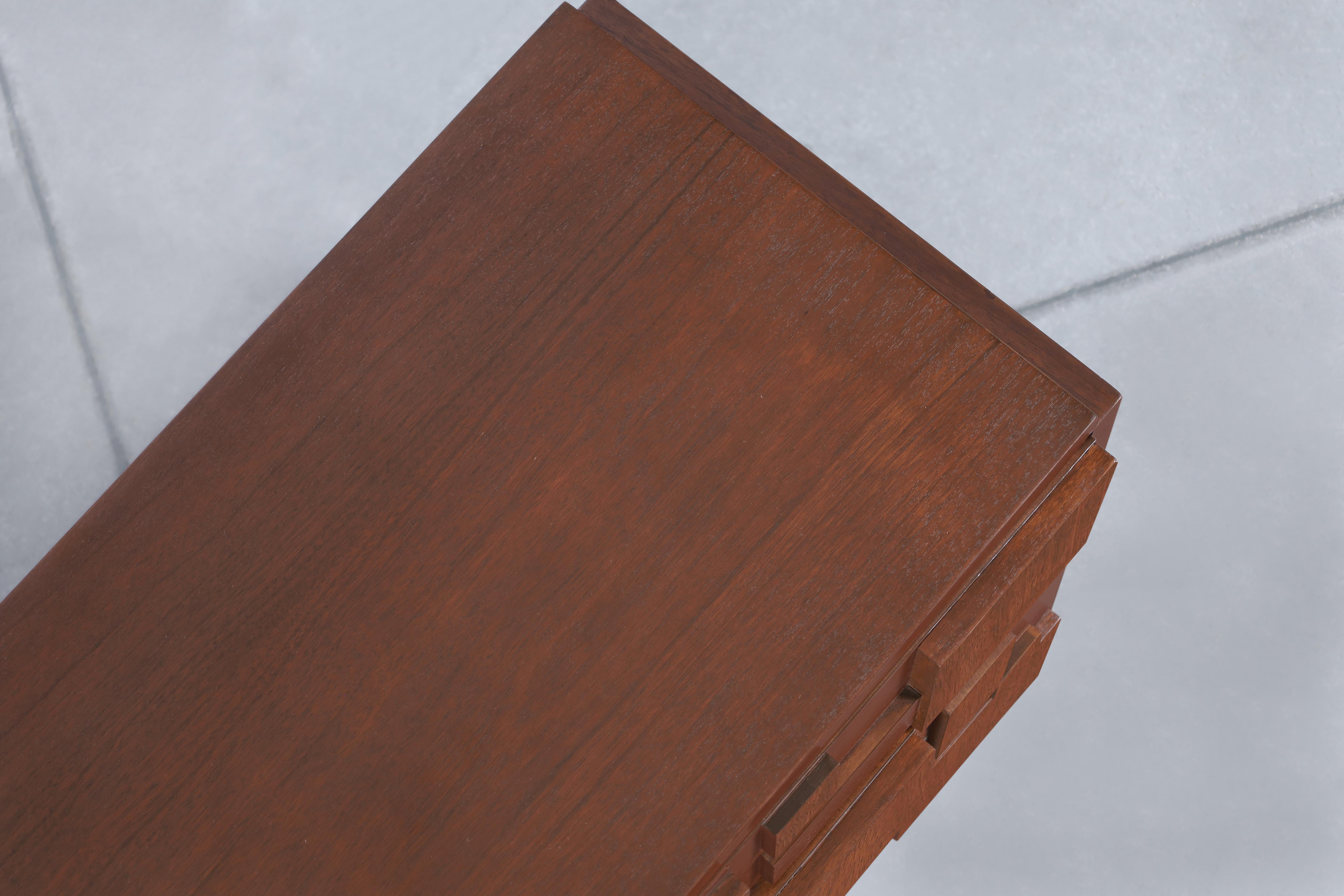 Comò brutalista d'epoca in noce 