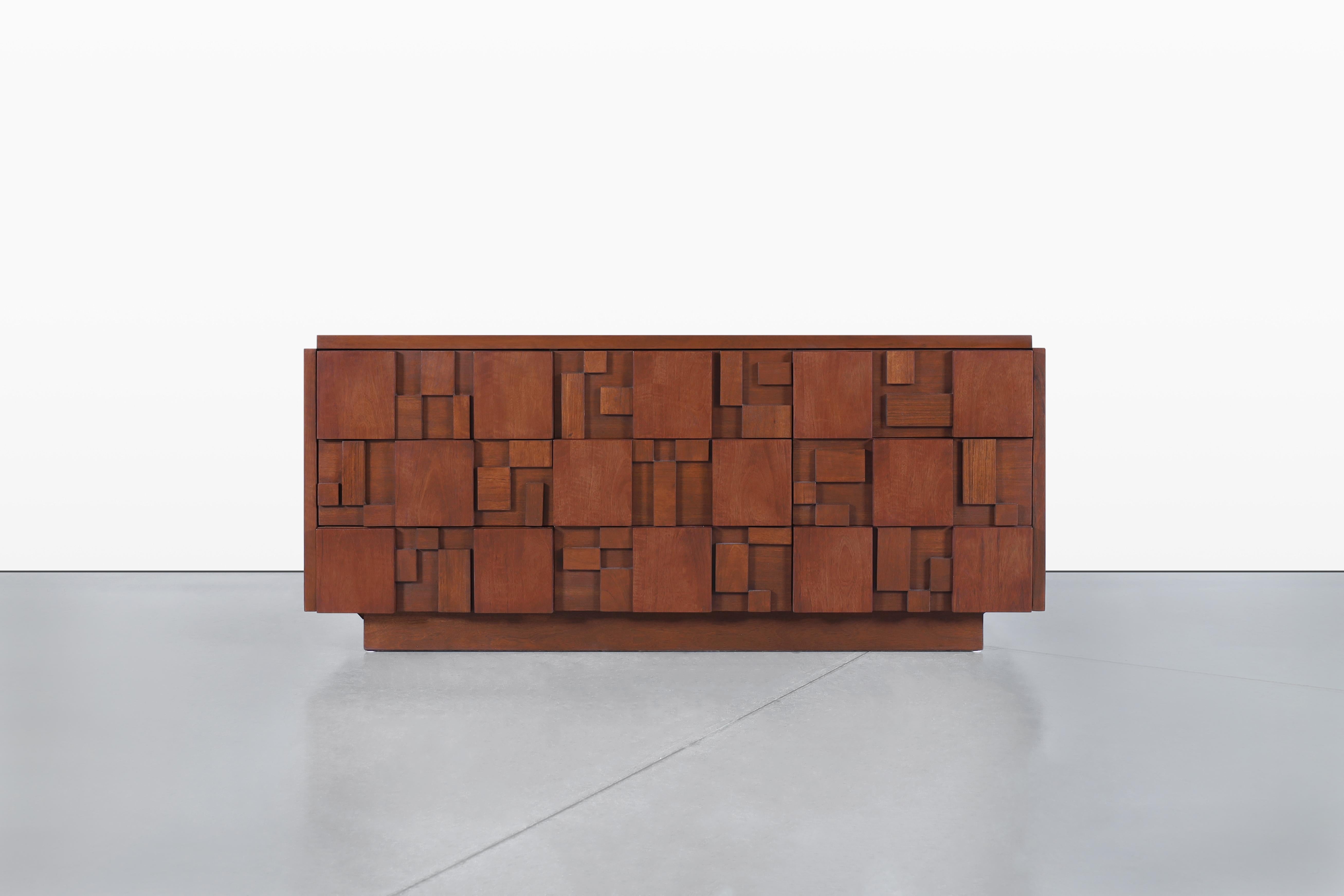 Metà XX secolo Comò brutalista d'epoca in noce 