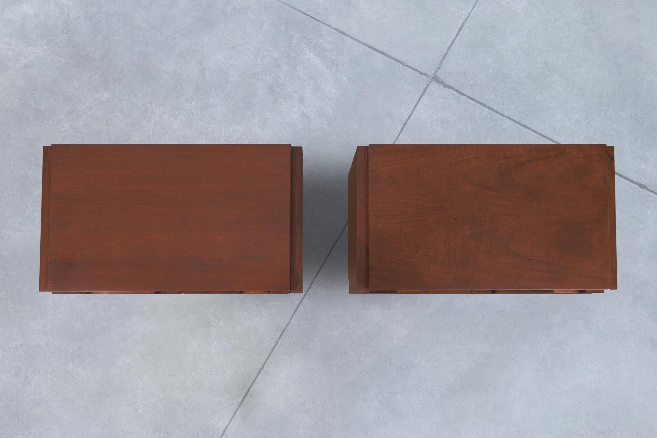 Comodini brutalisti d'epoca in noce 