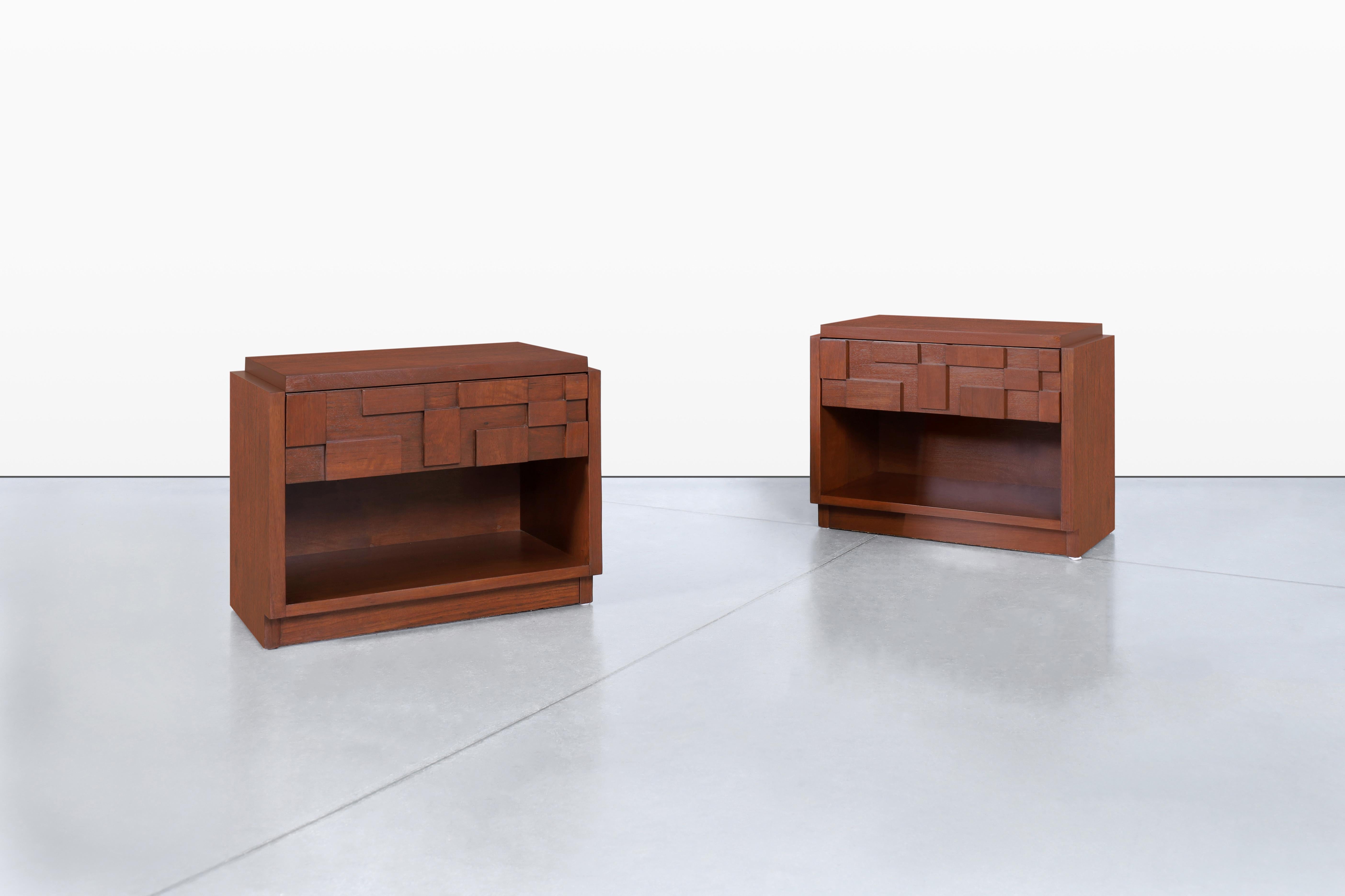 Questi squisiti comodini in noce, disegnati negli anni '50 da Lane Furniture come parte dell'iconica collezione Staccato, incarnano il mix di funzionalità e design artistico caratteristico dei mobili moderni della metà del secolo. Ogni comodino