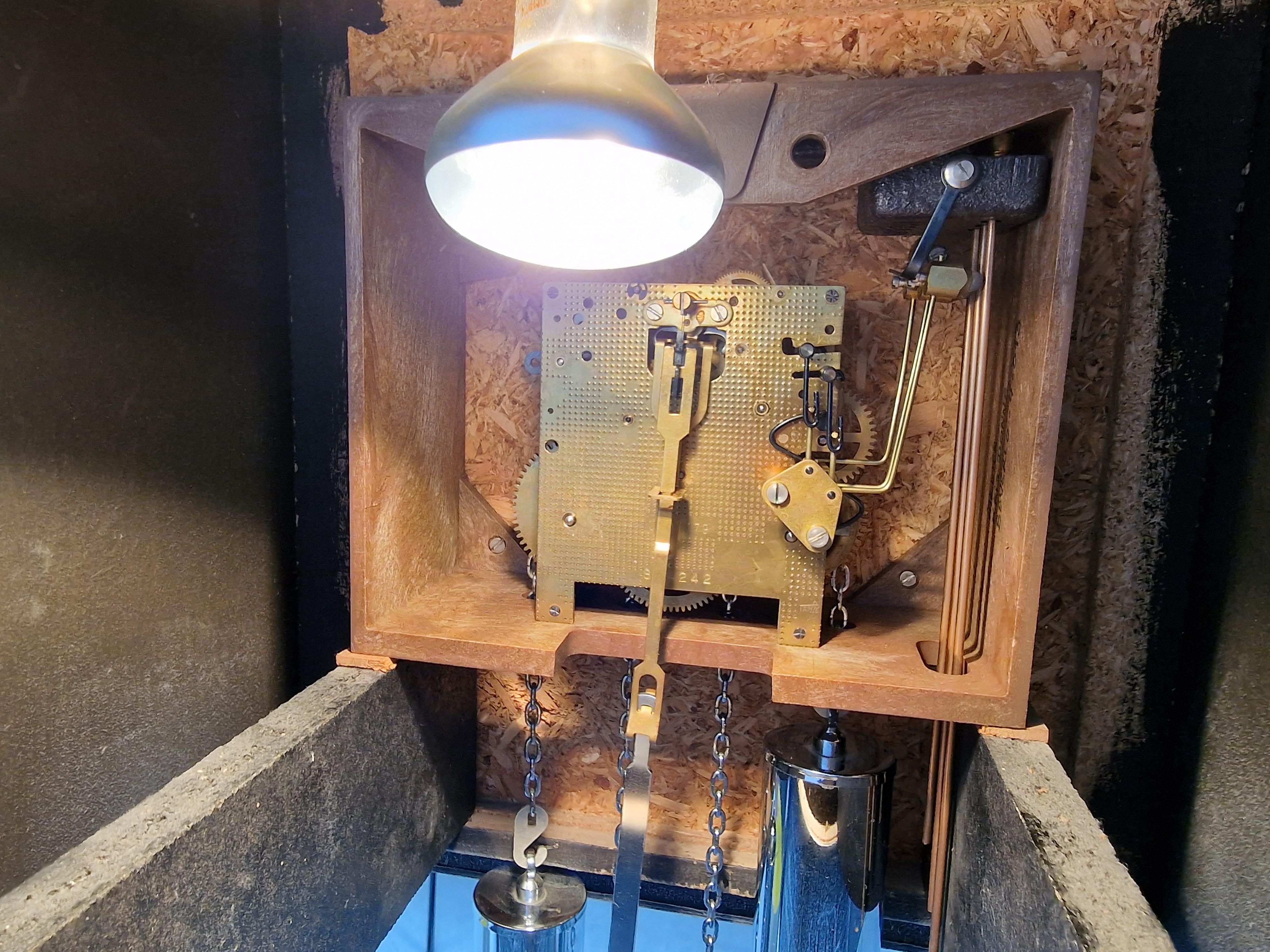 Horloge grand-père vintage sculptée au design brutaliste, fabriquée en résine et en bois.

L'horloge est éclairée de l'intérieur et possède un mécanisme entièrement fonctionnel.

La pièce a été fabriquée en Belgique et a été acquise auprès d'une