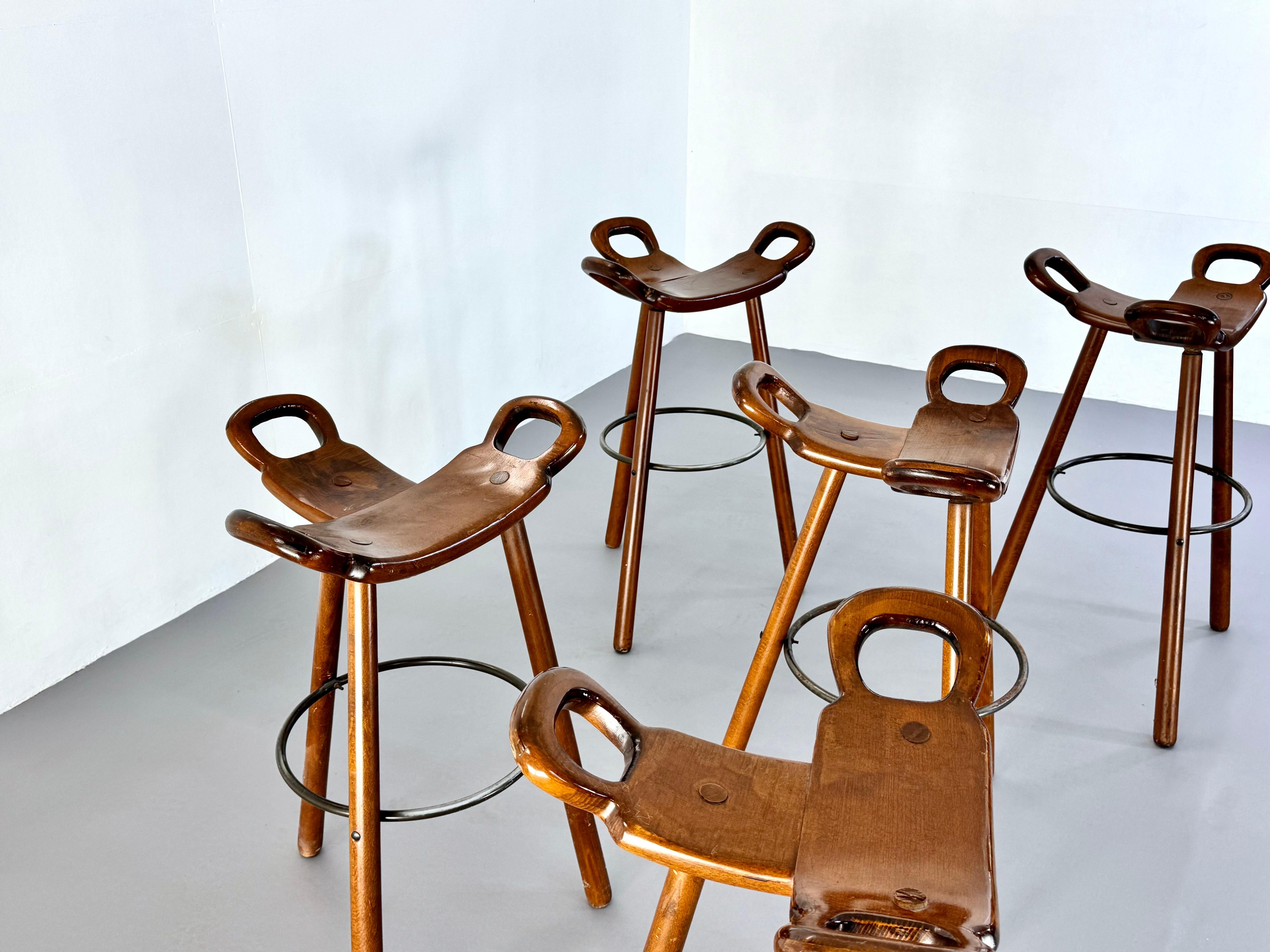 We are pleased to offer an original Marbella Bar Stool by Sergio Rodrigues, a striking example of mid-century brutalist design, known for its sculptural form and exceptional craftsmanship.

Product Details:
Model: Marbella Bar Stool
Designer: Sergio
