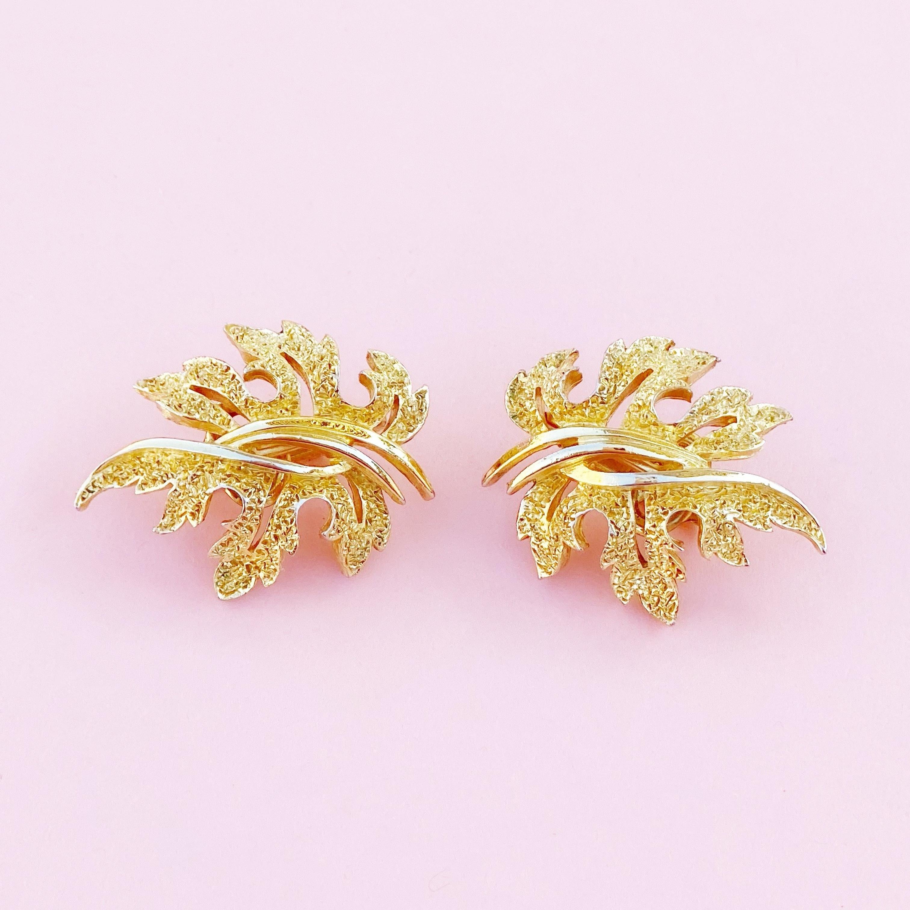Vintage Brutalist Style Gilded Leaf Climber Earrings By Crown Trifari, 1960s In Good Condition In McKinney, TX