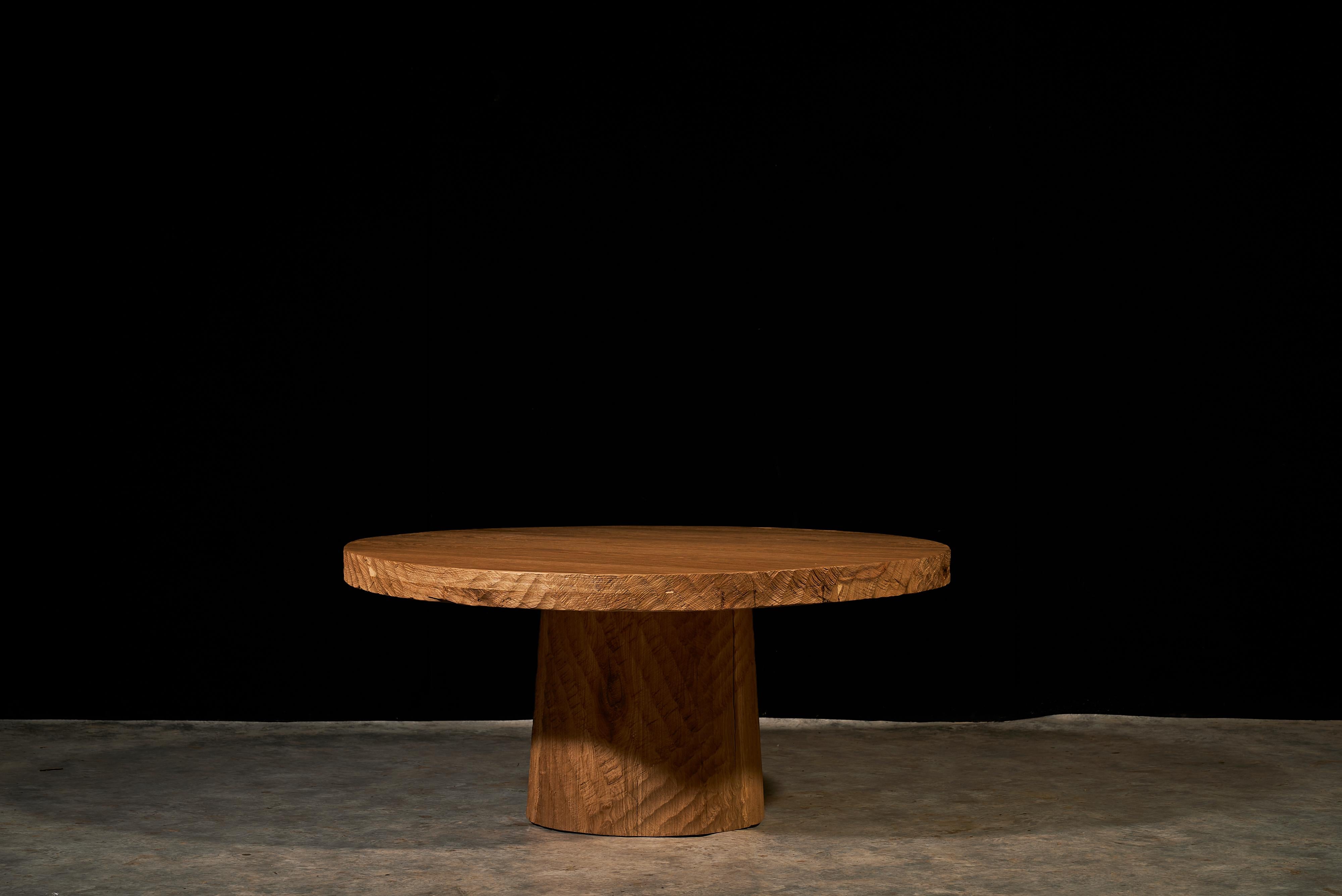 Brutalistischer Couchtisch aus gealterter Eiche - handgefertigt von VulpeConcept

Dieser skulpturale Couchtisch ist aus gealtertem Eichenholz handgefertigt und spiegelt eine brutalistische Herangehensweise an die Form wider - kühn und doch minimal,