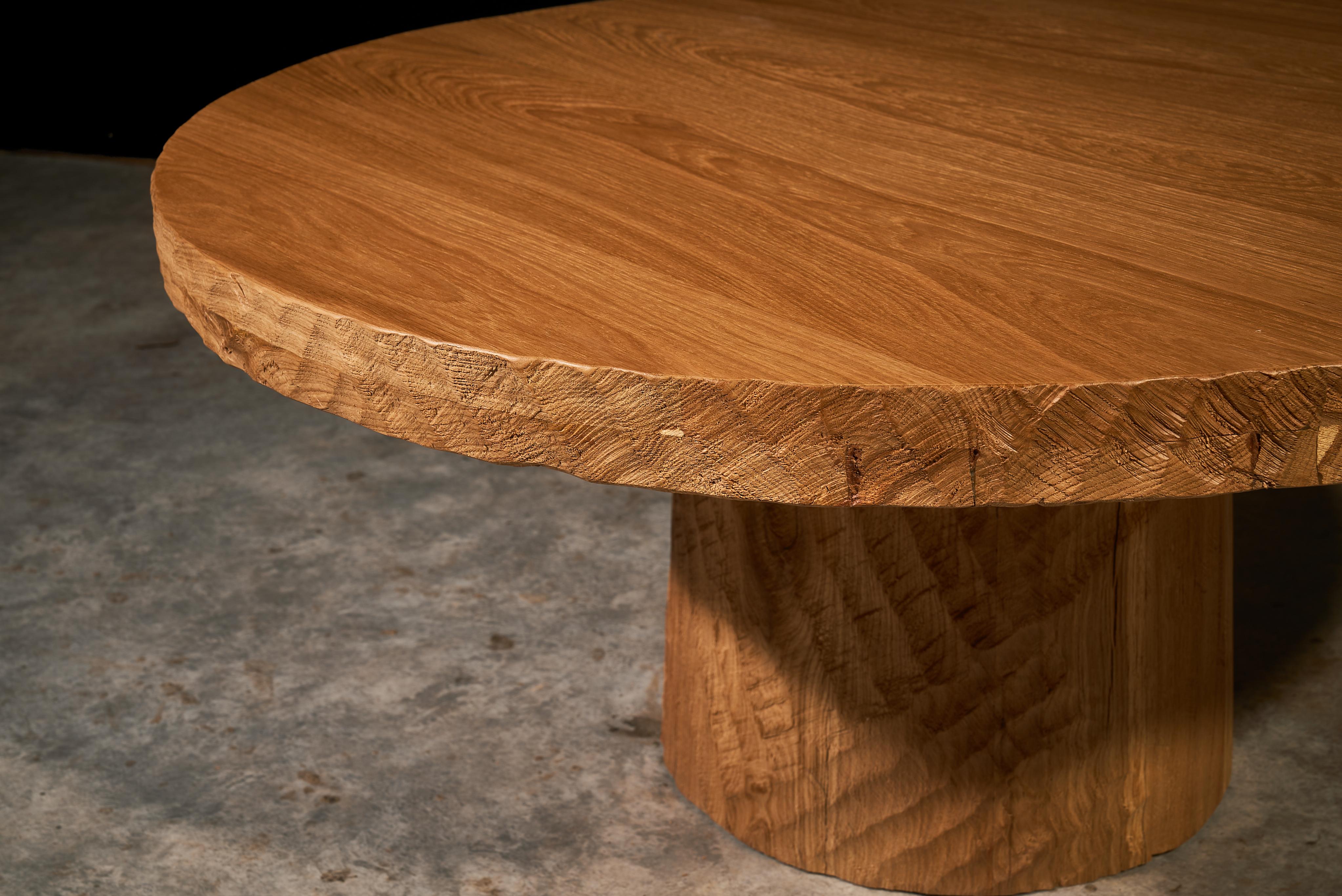 Runder Couchtisch aus gealterter Eiche im brutalistischen Stil (Brutalismus) im Angebot