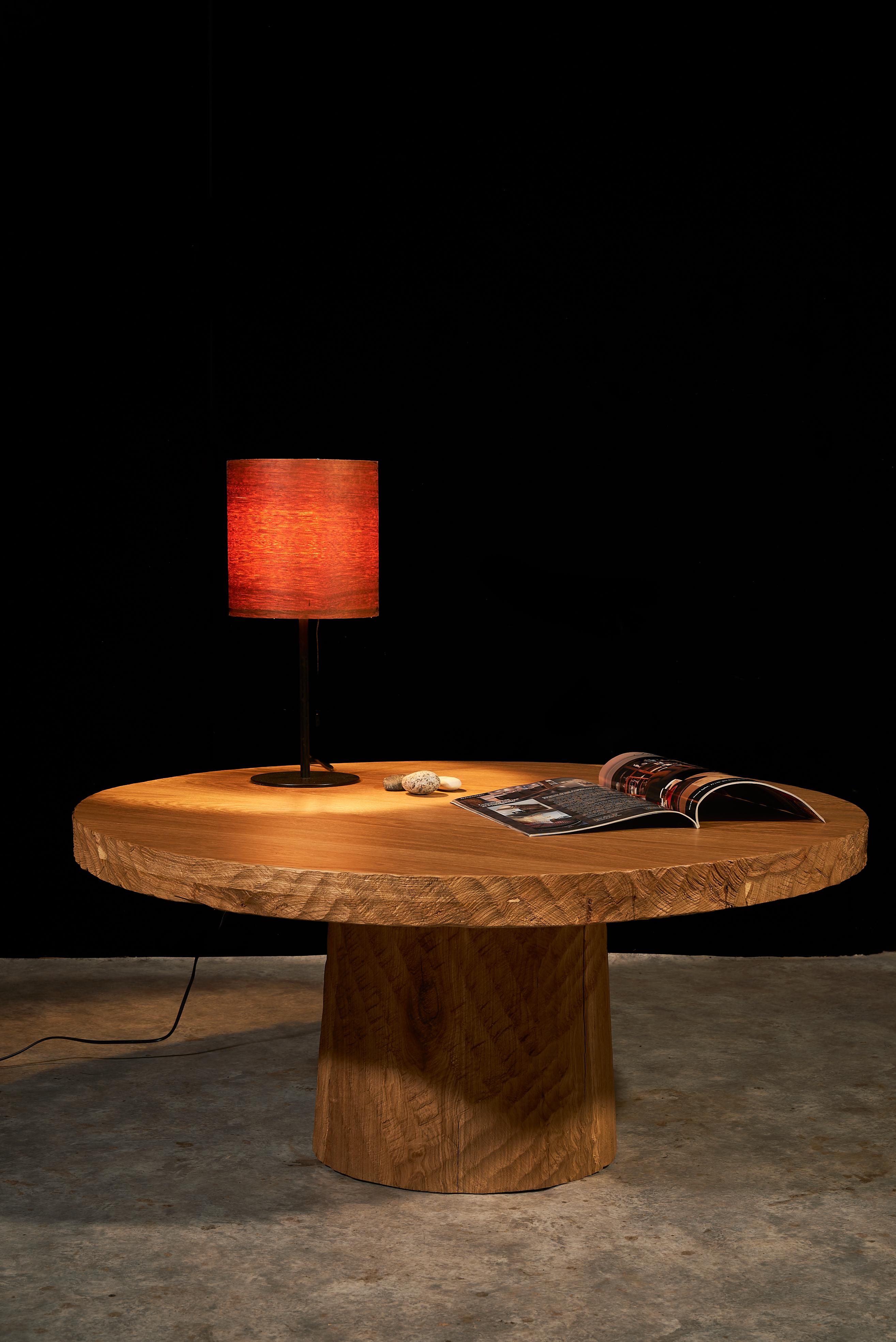 Runder Couchtisch aus gealterter Eiche im brutalistischen Stil (Moldauisch) im Angebot