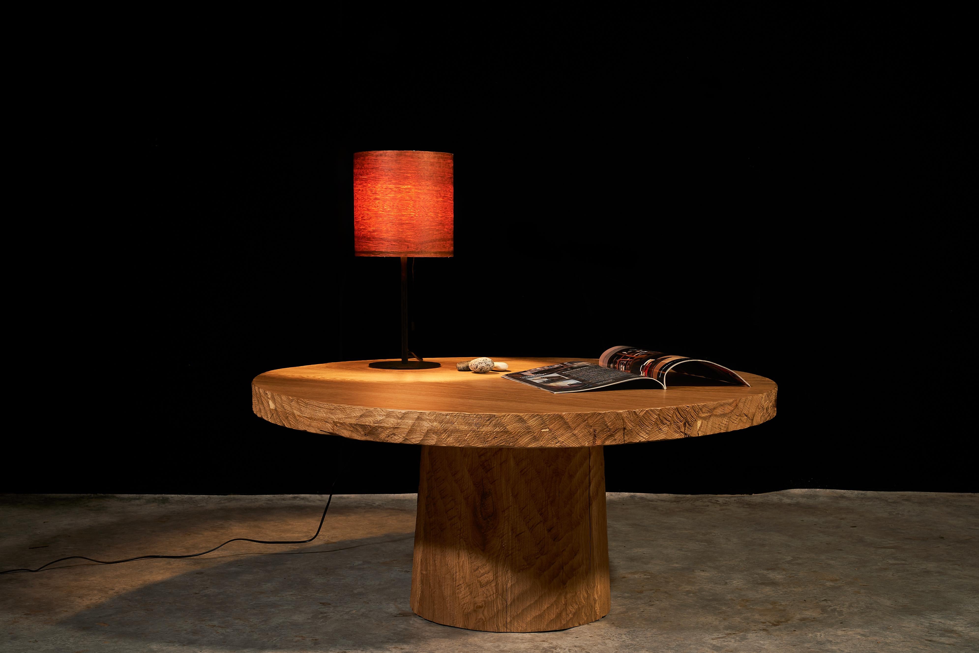Runder Couchtisch aus gealterter Eiche im brutalistischen Stil (Handgeschnitzt) im Angebot
