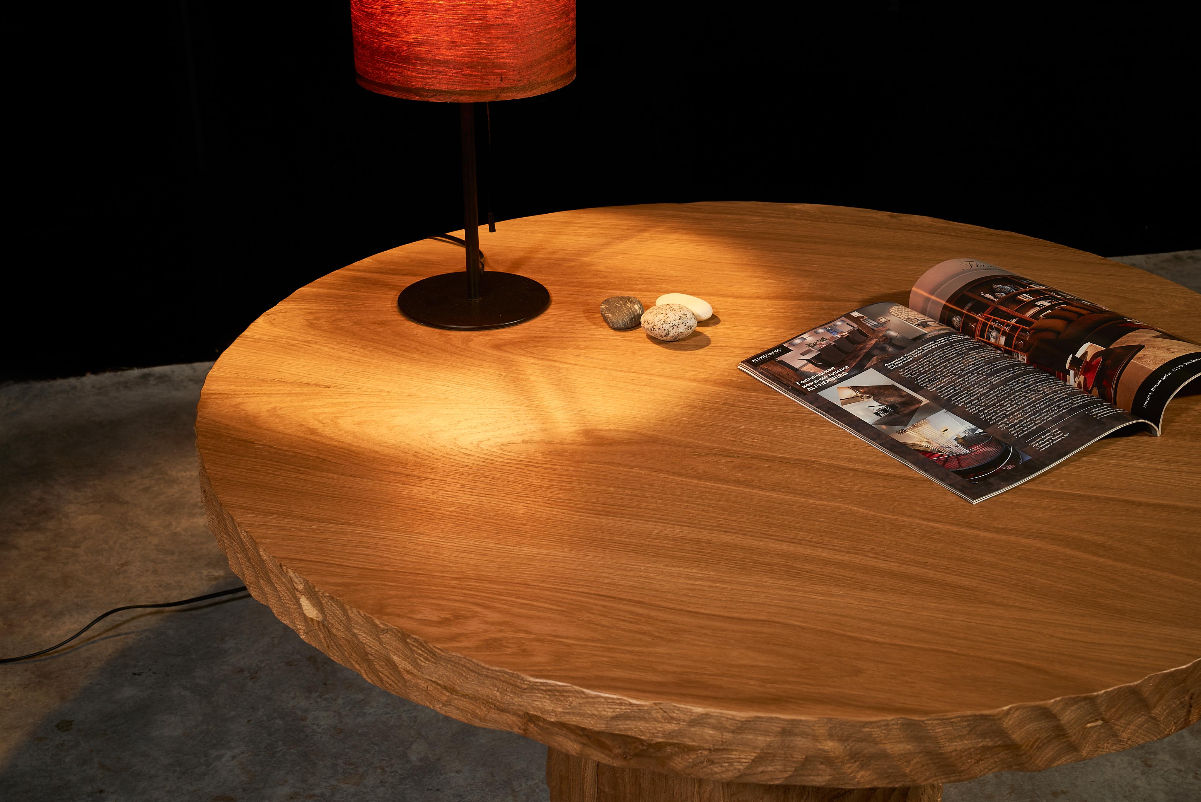 Runder Couchtisch aus gealterter Eiche im brutalistischen Stil (Eichenholz) im Angebot