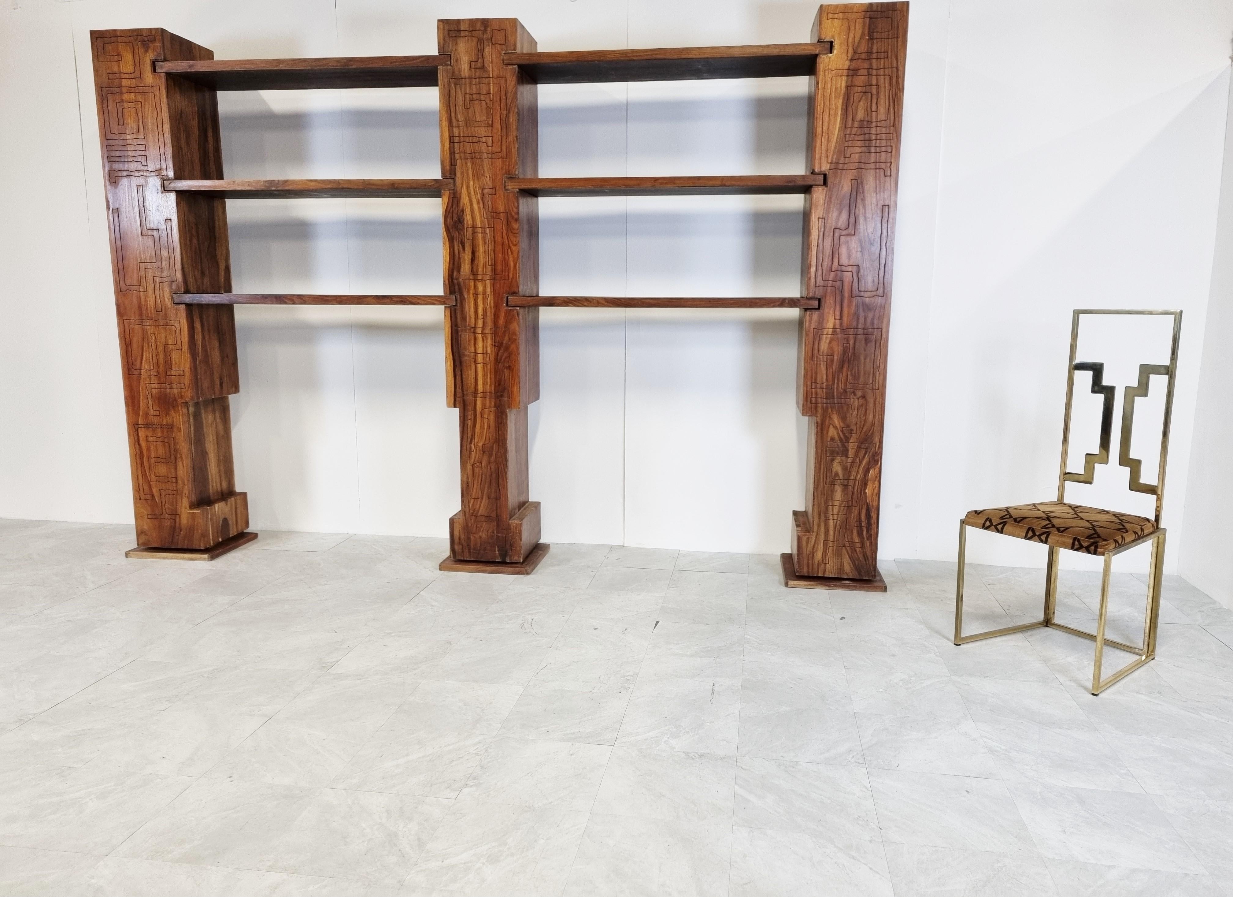 Brutalistische Schrankwand oder Bücherregal aus Massivholz im Stil von Paul Evans.

Die Schrankwand ist freistehend und besteht aus 3 geschnitzten Holzständern, von denen zwei Türen und ineinander greifende Regale haben, die viel Stauraum