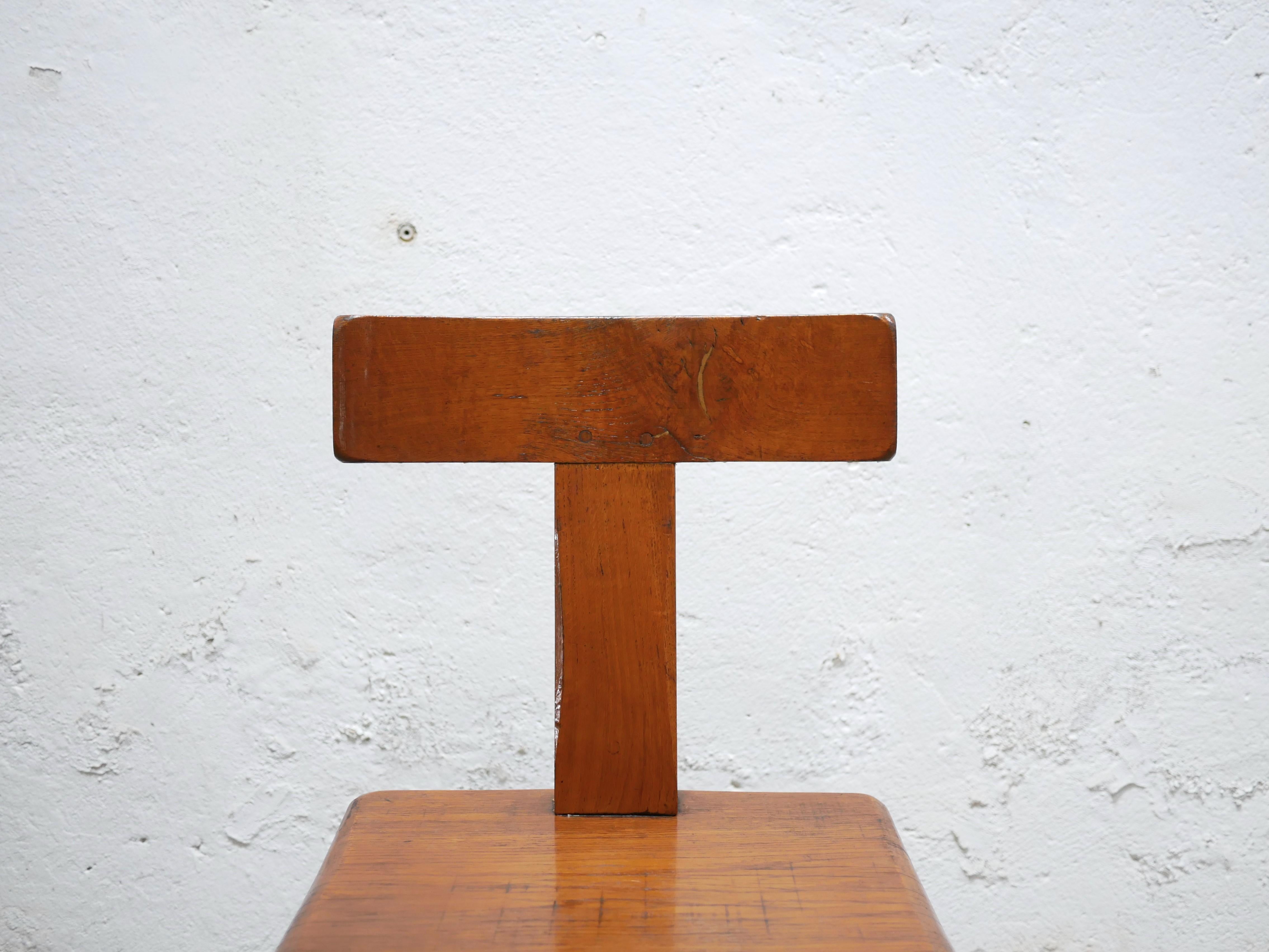 Vintage brutalist wooden T chair For Sale 10