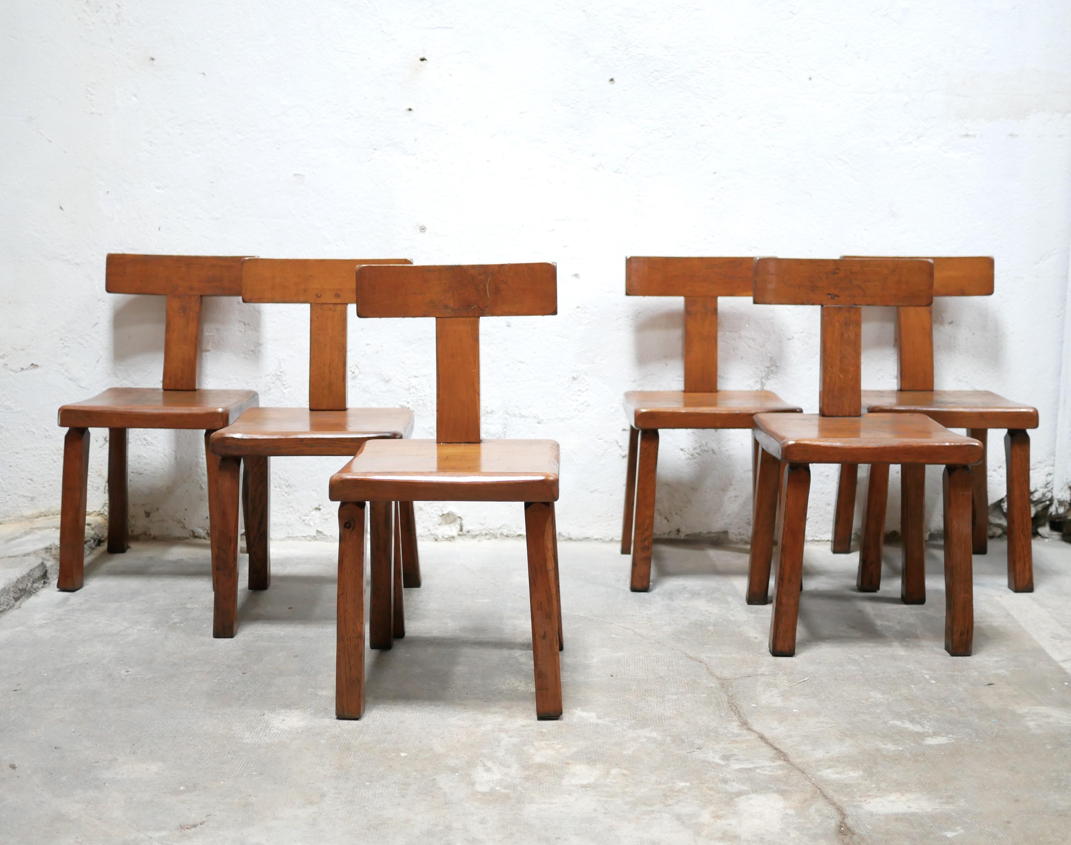 Brutalist T chair in solid wood, in the style of the chairs designed by designer Olavi Hanninen, dating from the 60s. 

Aesthetic and trendy, the chair will be perfect in a refined, natural and modern decoration. Its raw material and its committed