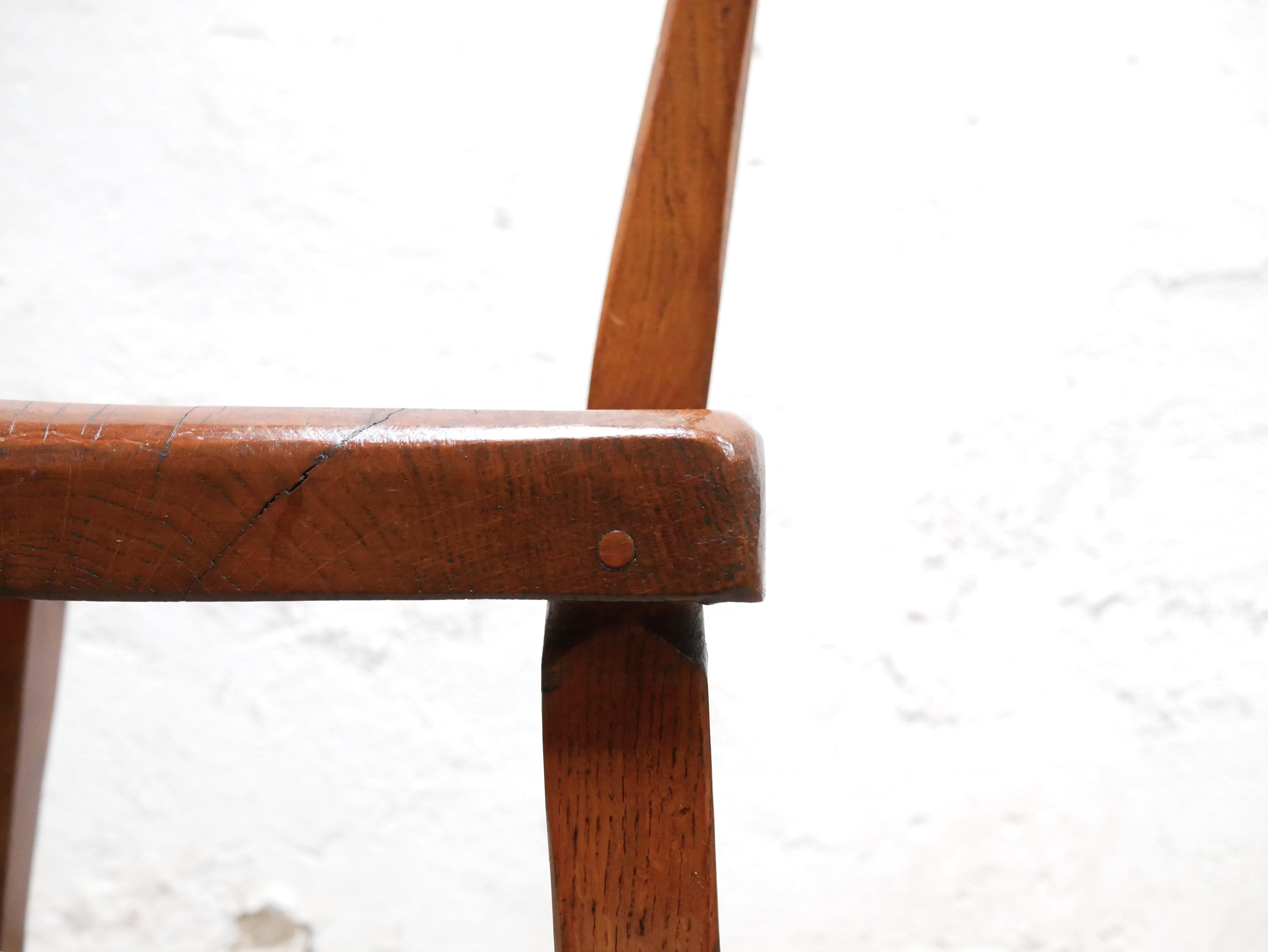Vintage brutalist wooden T chair In Good Condition For Sale In AIGNAN, FR