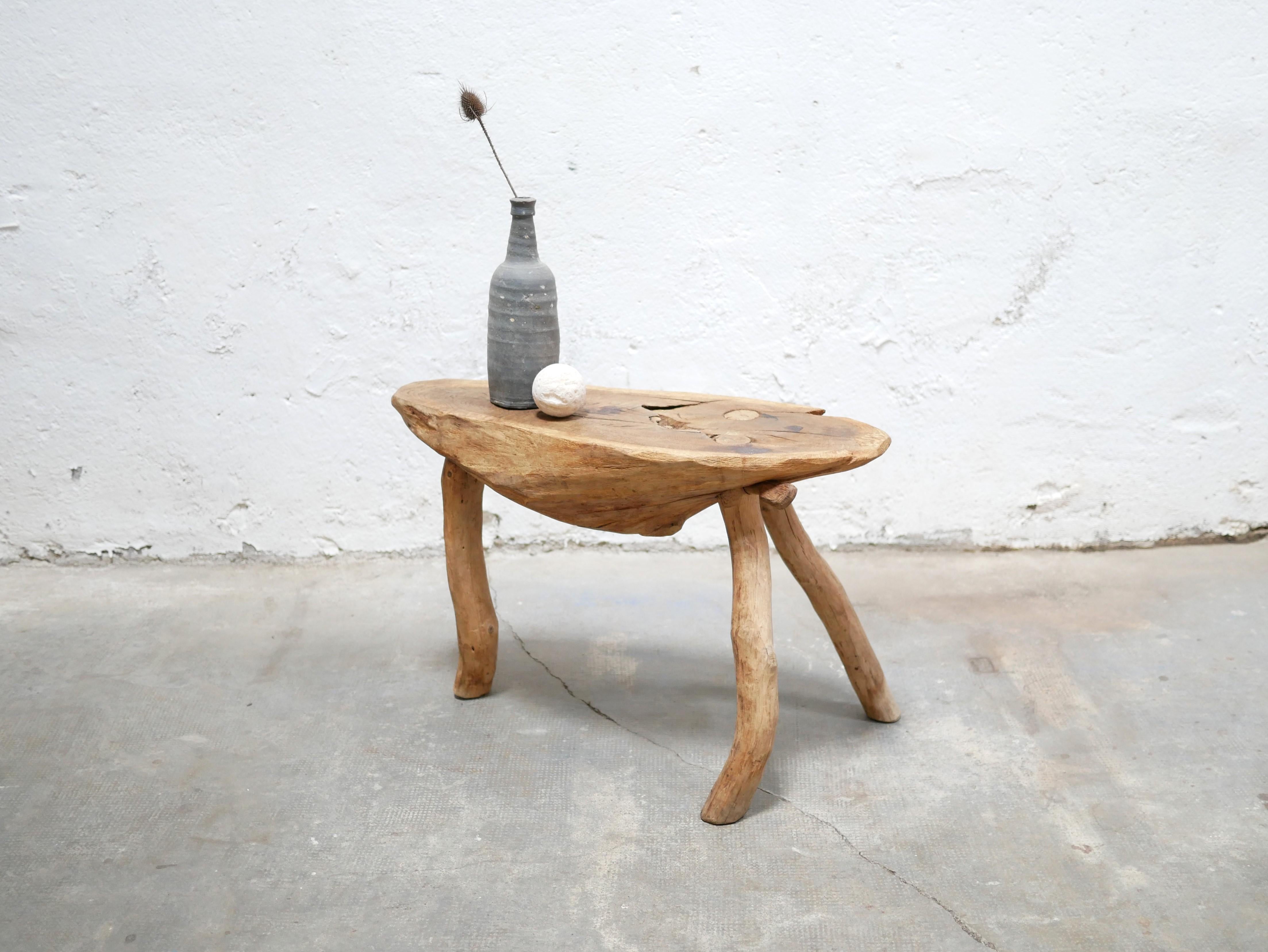 Brutalist wooden tripod side table from the 70s.

Trendy and aesthetic, this small table will bring a lot of elegance and character to the decoration. Rare and unique piece that does not leave us indifferent.

Perfect in a wabi-sabi decoration, we