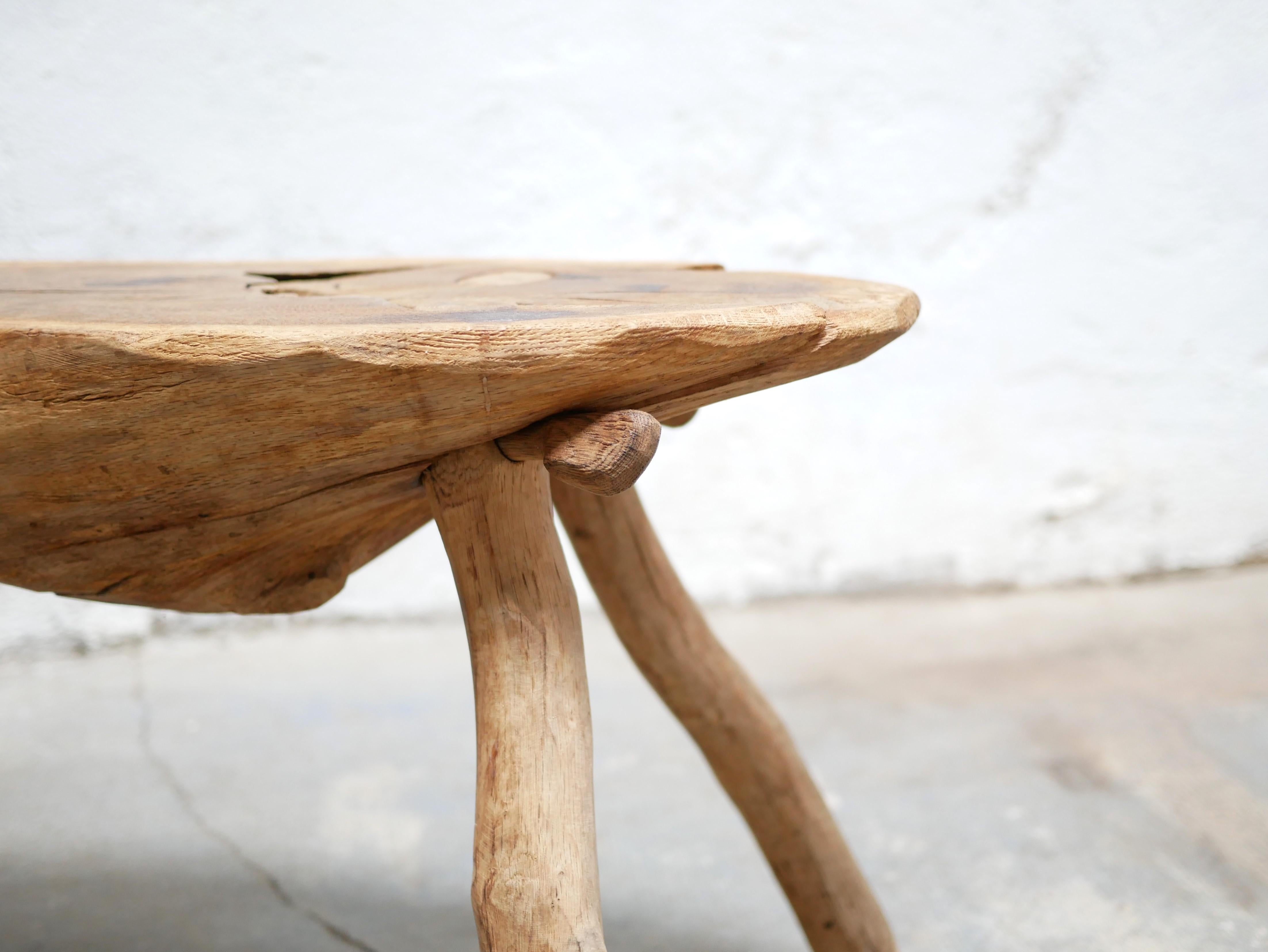 Vintage brutalist wooden tripod side table In Good Condition For Sale In AIGNAN, FR