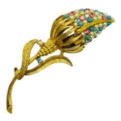 Ensemble broche et boucles d'oreilles vintage en or, perles, turquoises et verre rose, signées BSK