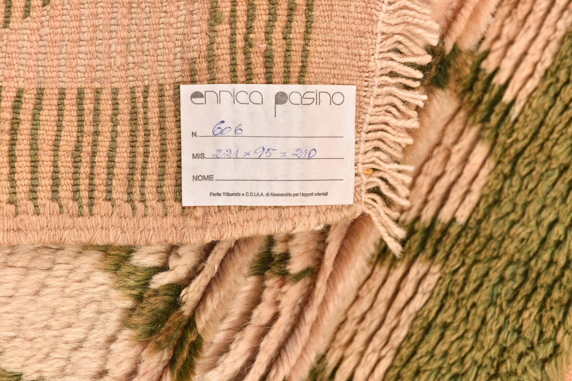 nr. 606 -  Alter türkischer Teppich, sehr angenehm für Qualität, Farben und Design: ein einfaches grasgrünes Spalier auf cremefarbenem Hintergrund.
Es ist weich und einladend, sogar auf einem Sofa.
Das ist auch ein guter Preis, denn ich möchte die