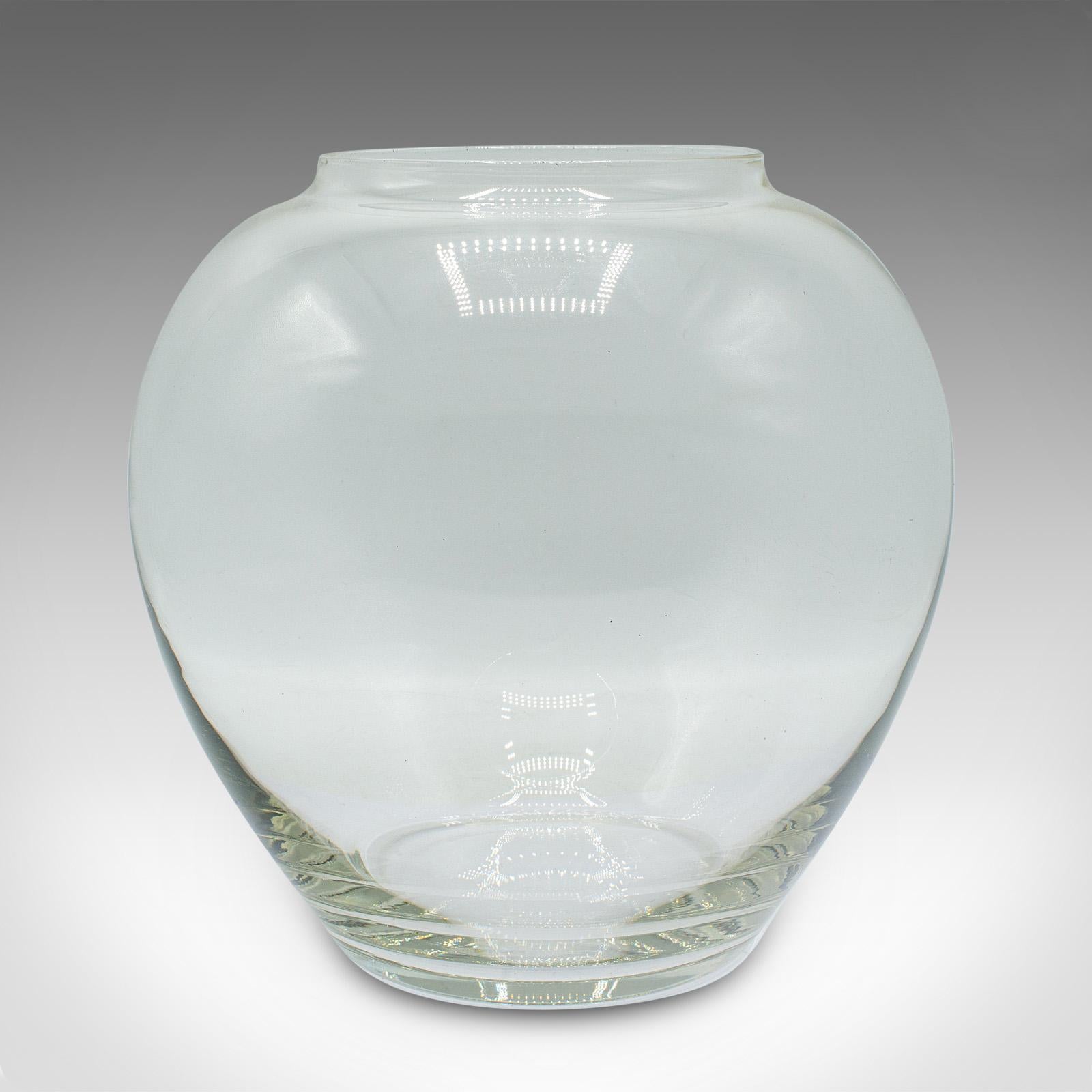Unser Lagerbestand: 24486

Dies ist eine Vintage Blase Form Servierschüssel. Ein englisches Fischglas oder dekoratives Pflanzgefäß aus der Mitte des 20. Jahrhunderts, ca. 1950.

Entzückende Schale aus der Mitte des Jahrhunderts mit vielseitiger