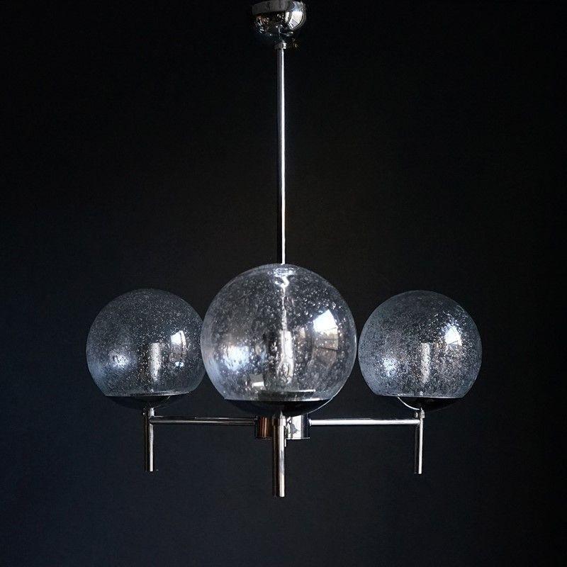 Vintage ceiling light fitting

Handblown spherical bubble glass shades.

Simple, stylish chrome frame.

In excellent vintage condition with only minor wear and tear consummate with age.

Measuring 58cm high x 46cm wide.