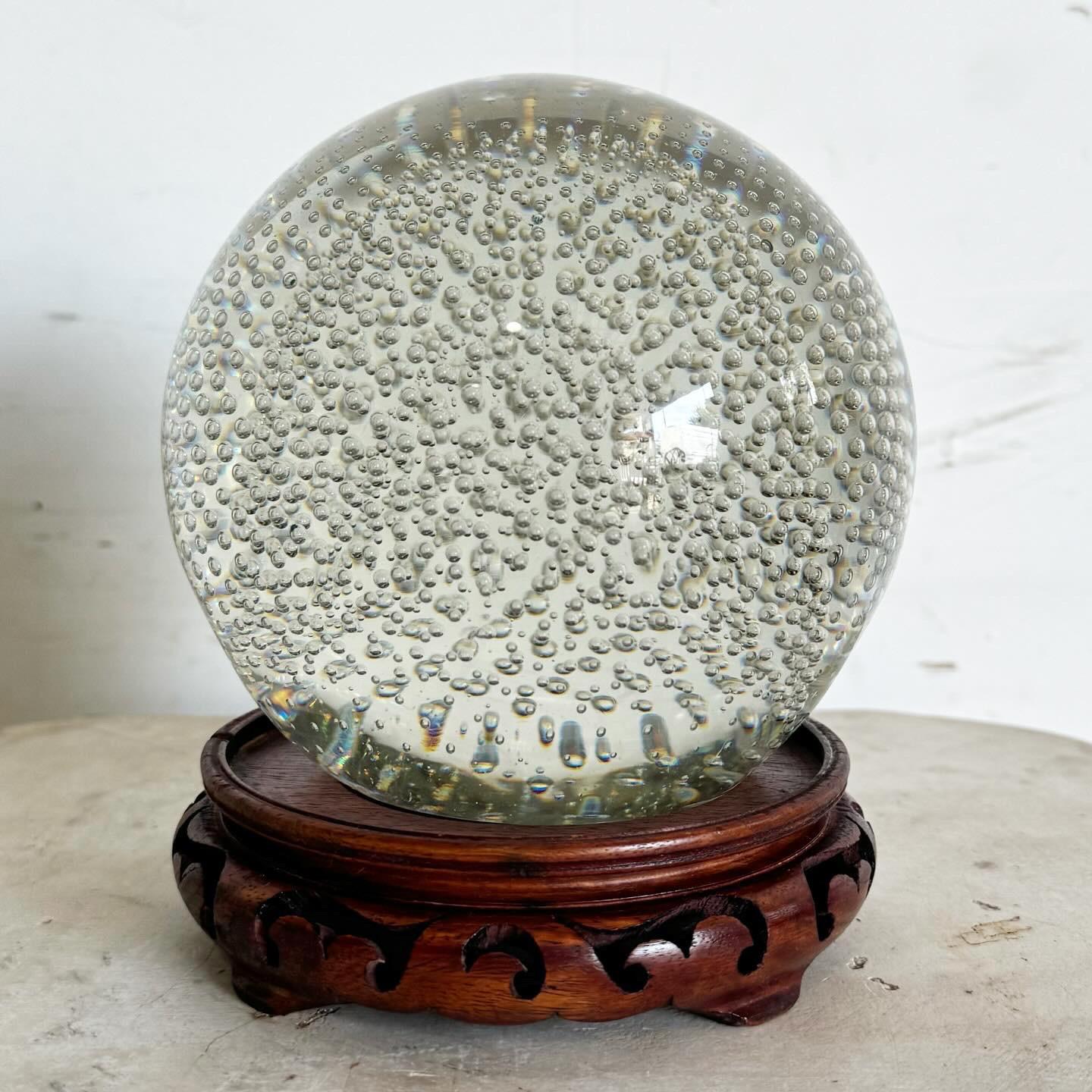 Der kugelförmige Briefbeschwerer Vintage Bubbled von Kaiser Krystal ist eine wunderbare Ergänzung für jeden Schreibtisch oder jedes Regal. Er ist aus hochwertigem Kristall gefertigt und weist einen einzigartigen Blasen-Effekt auf, der ihm Tiefe und