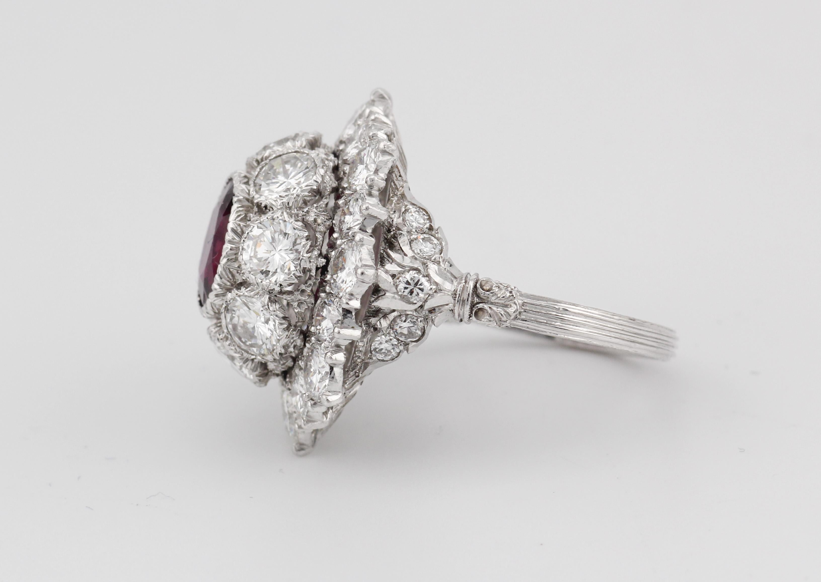 Der mit viel Liebe zum Detail gefertigte Vintage Buccellati 1,5 Karat No Heat Thai-Rubin-Diamant-Platinring ist ein Beweis für zeitlose Eleganz und unvergleichliche Handwerkskunst. In einer glänzenden Platinfassung präsentiert dieses bezaubernde