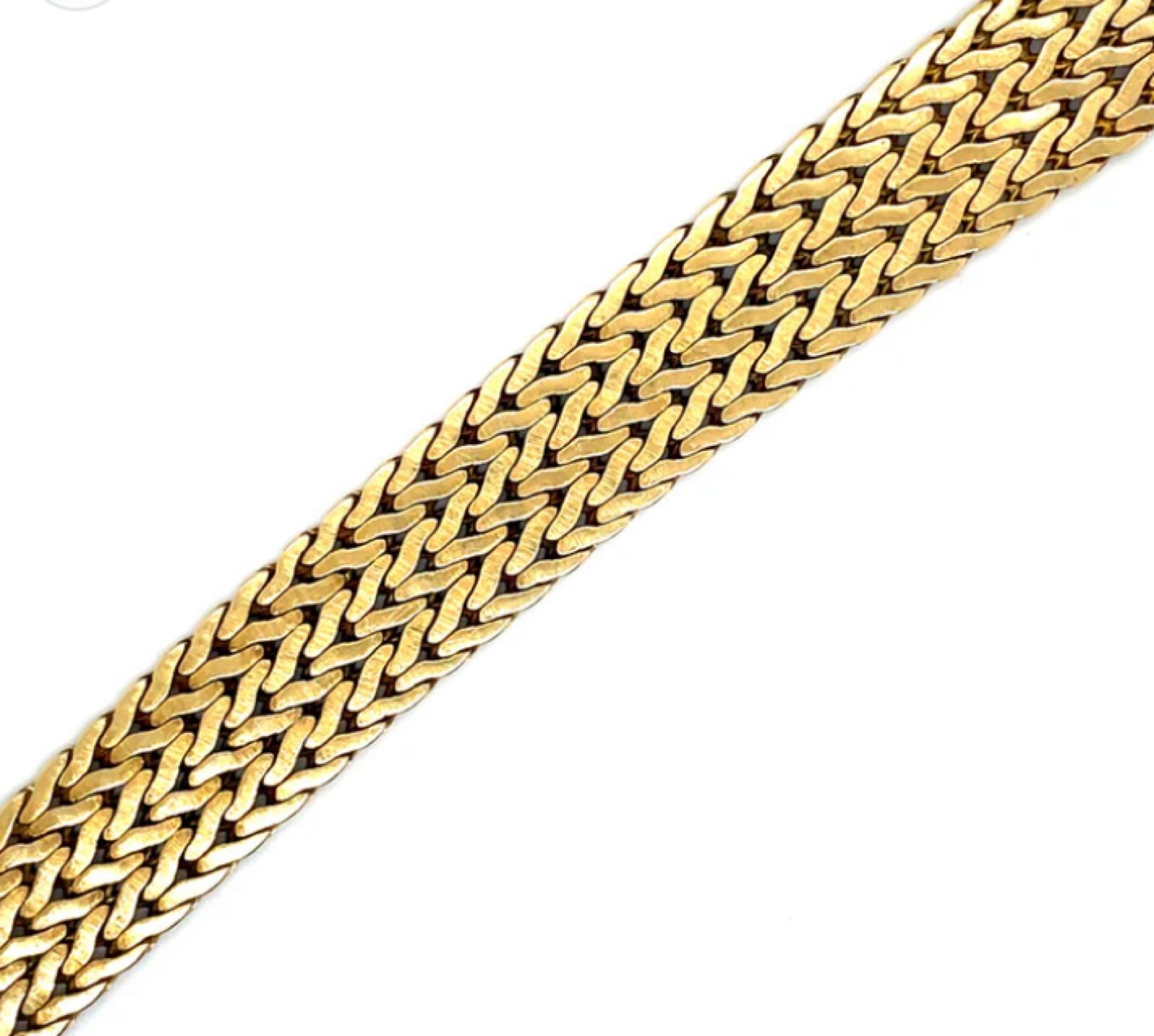 Ein Buccellati-Armband aus 18 Karat Gelbgold, um 1970.

Dieses fein gearbeitete Armband aus 18 Karat Gelbgold besteht aus 3 Reihen flacher Chevron-Glieder und ist mit einem verdeckten Verschluss versehen.

Das Haus Buccellati ist berühmt für seinen