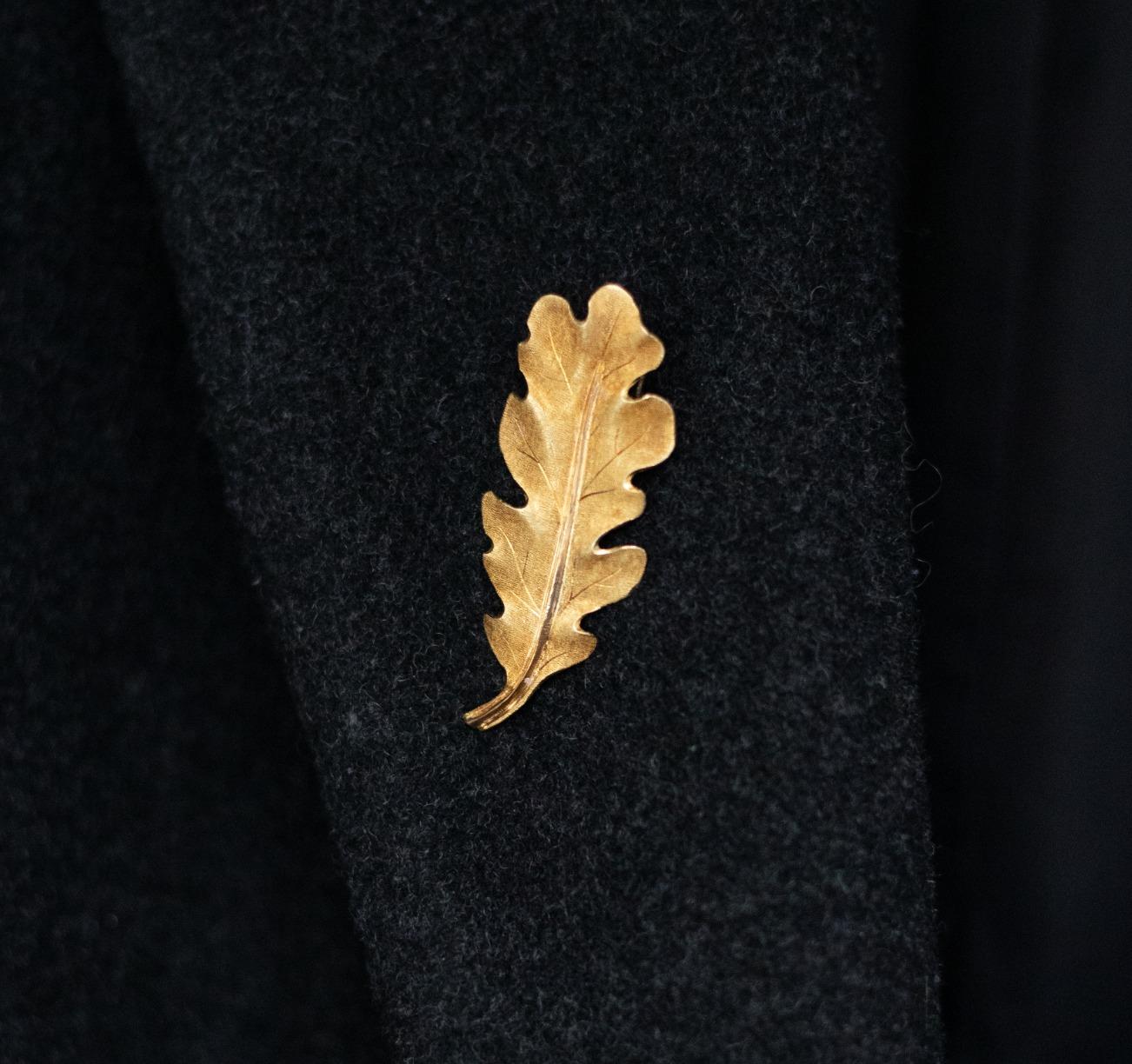 Vintage Buccellati 18 Karat Yellow Gold Oak Leaf Brooch, Circa 1960 In Good Condition For Sale In London, GB