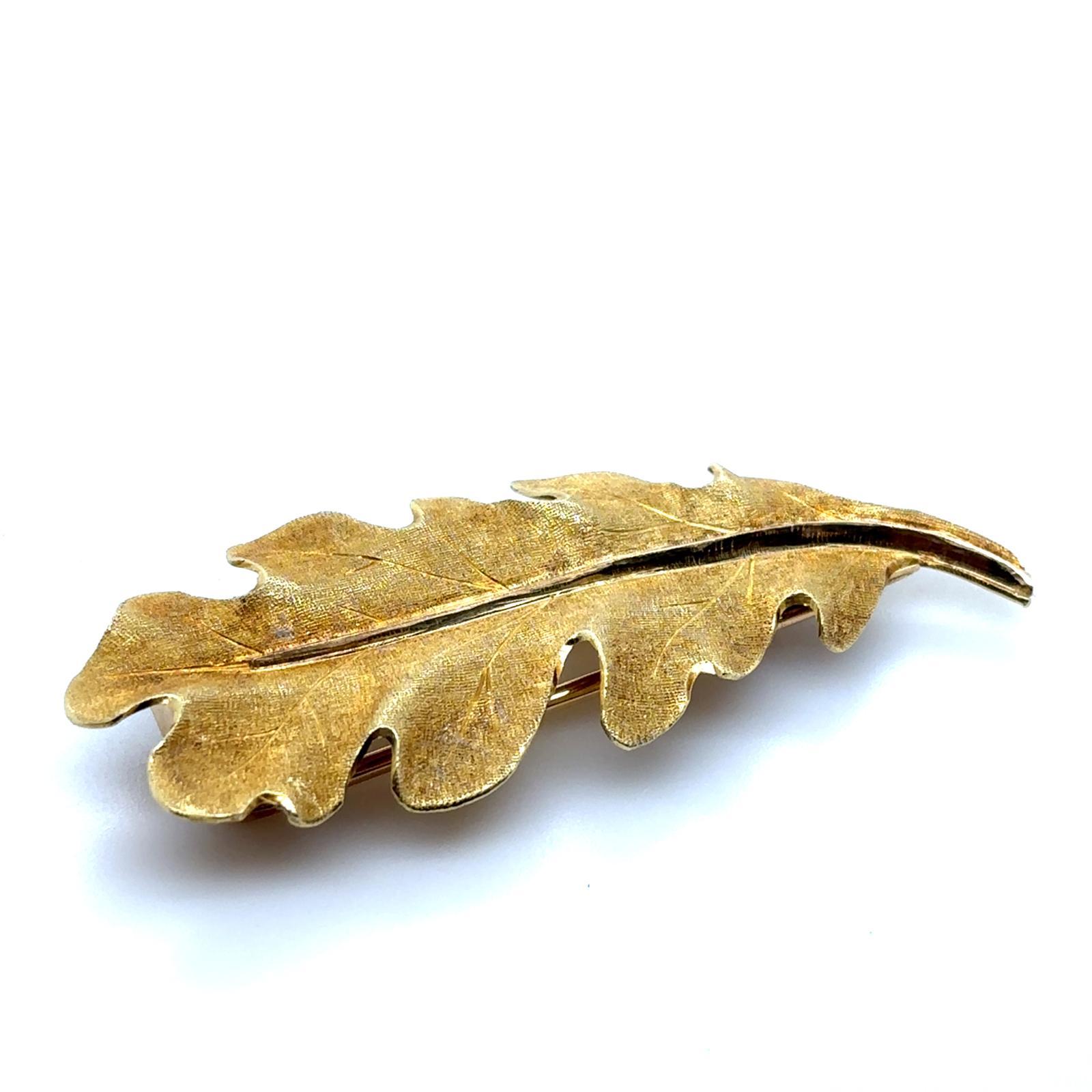 Women's or Men's Vintage Buccellati 18 Karat Yellow Gold Oak Leaf Brooch, Circa 1960 For Sale