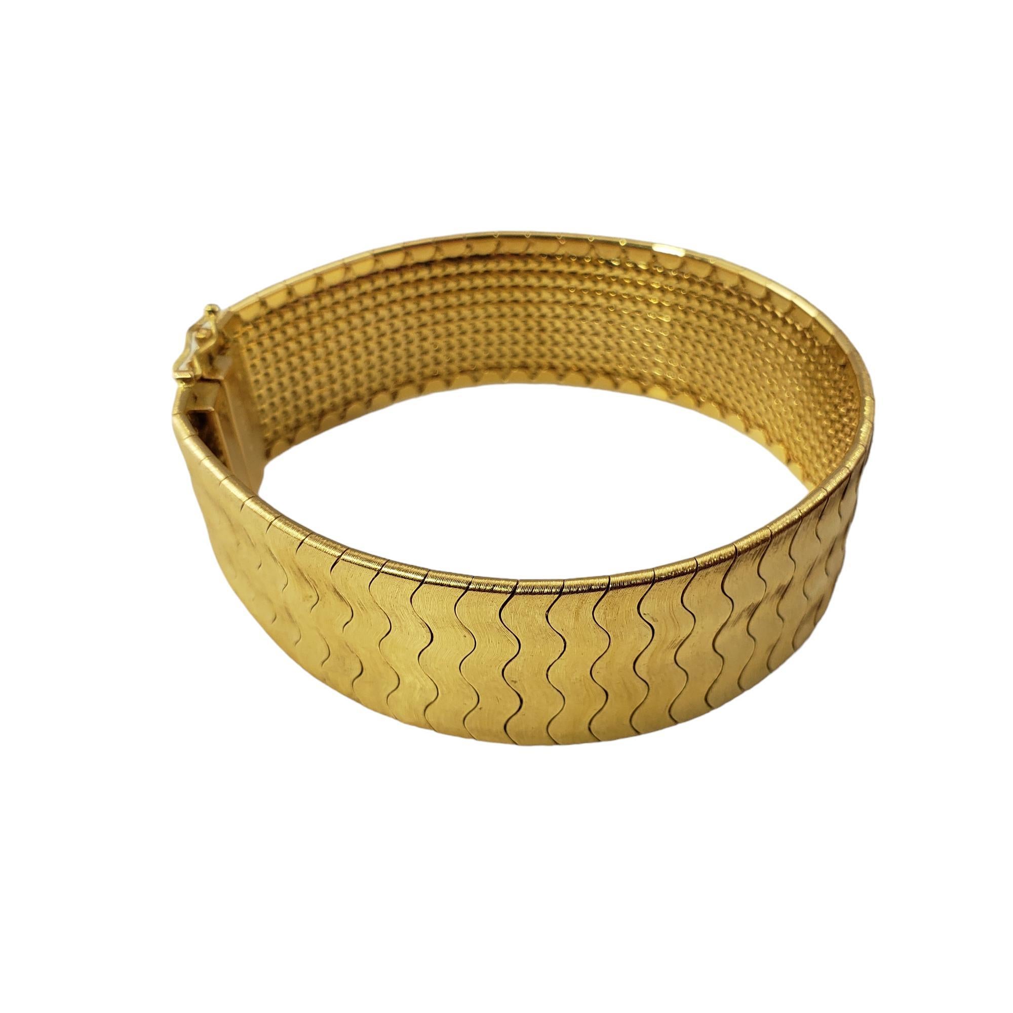 Vintage Buccellati 18 Karat Yellow Gold Bracelet-

This exquisite 18K yellow gold articulated bracelet is crafted in meticulously detailed 18K yellow gold by Mario Buccellati. 

Width: 21 mm.

Size: 7.25 inches

Weight: 38.5 dwt./ 60 gr.

Hallmark: