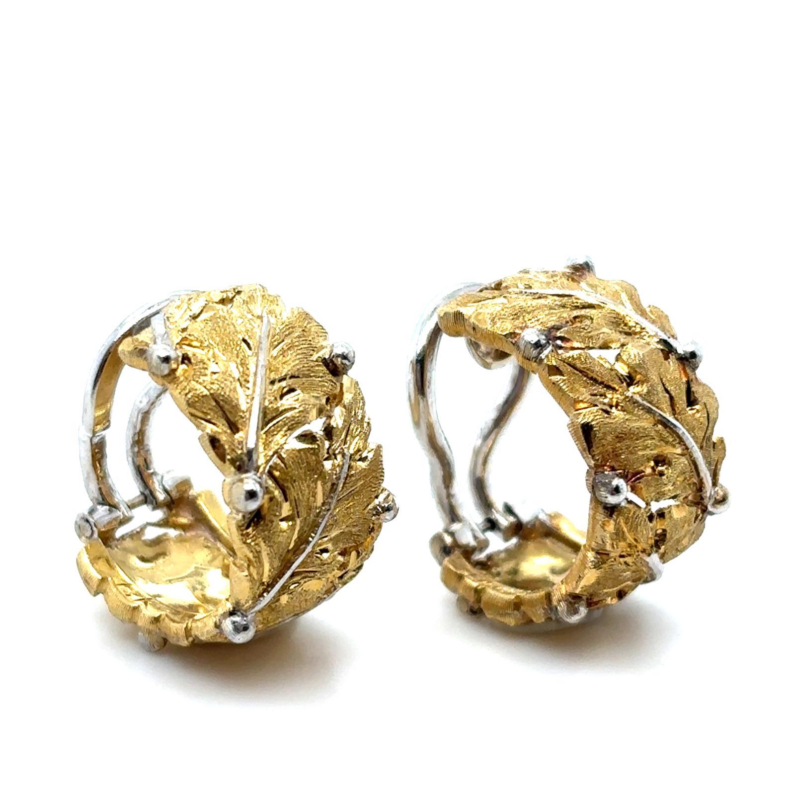 Un paio di orecchini a cerchio vintage di Buccellati in oro giallo e bianco 18 carati, circa 1980

Buccellati incorpora il suo marchio di fabbrica dell'estetica artigianale rinascimentale in questi orecchini. 

Gli orecchini a cerchio sono