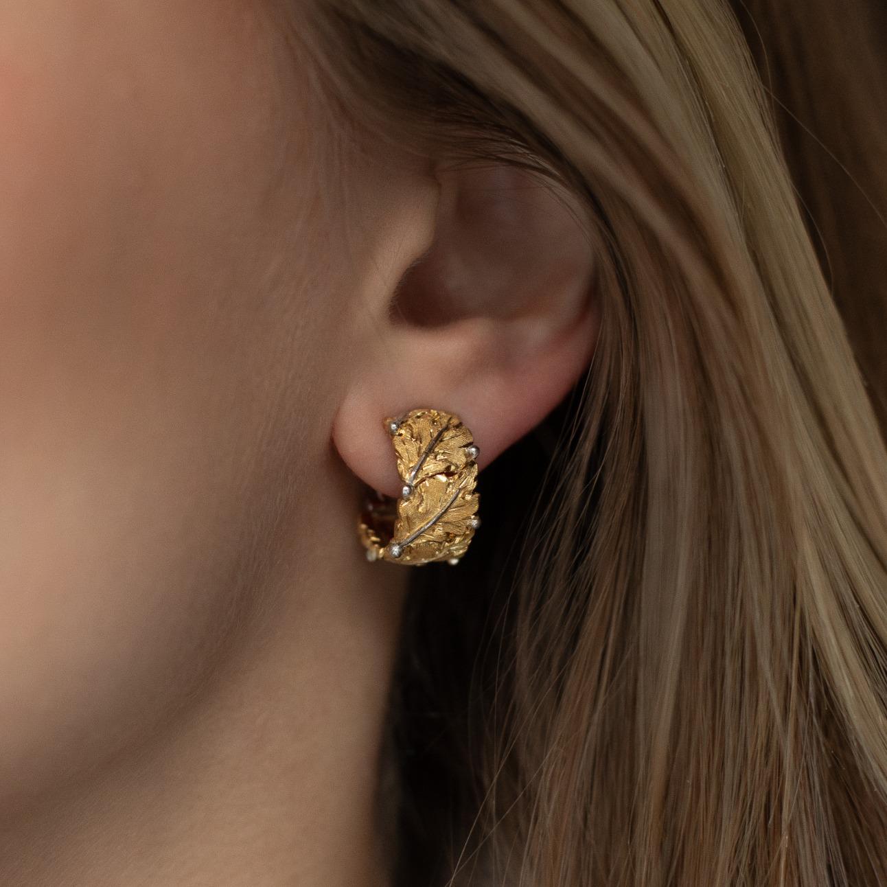 Orecchini a cerchio d'epoca Buccellati in oro giallo bianco a 18 carati In condizioni buone in vendita a London, GB