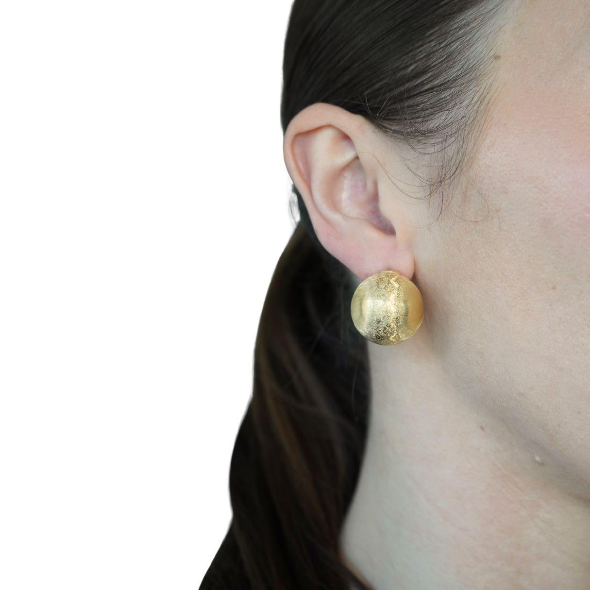 Questi squisiti orecchini a cupola in oro giallo 18 carati di Buccellati incarnano la maestria e la dedizione all'artigianato della Maison italiana. Ogni orecchino presenta l'iconica incisione ispirata al pizzo del marchio su una sottile texture di