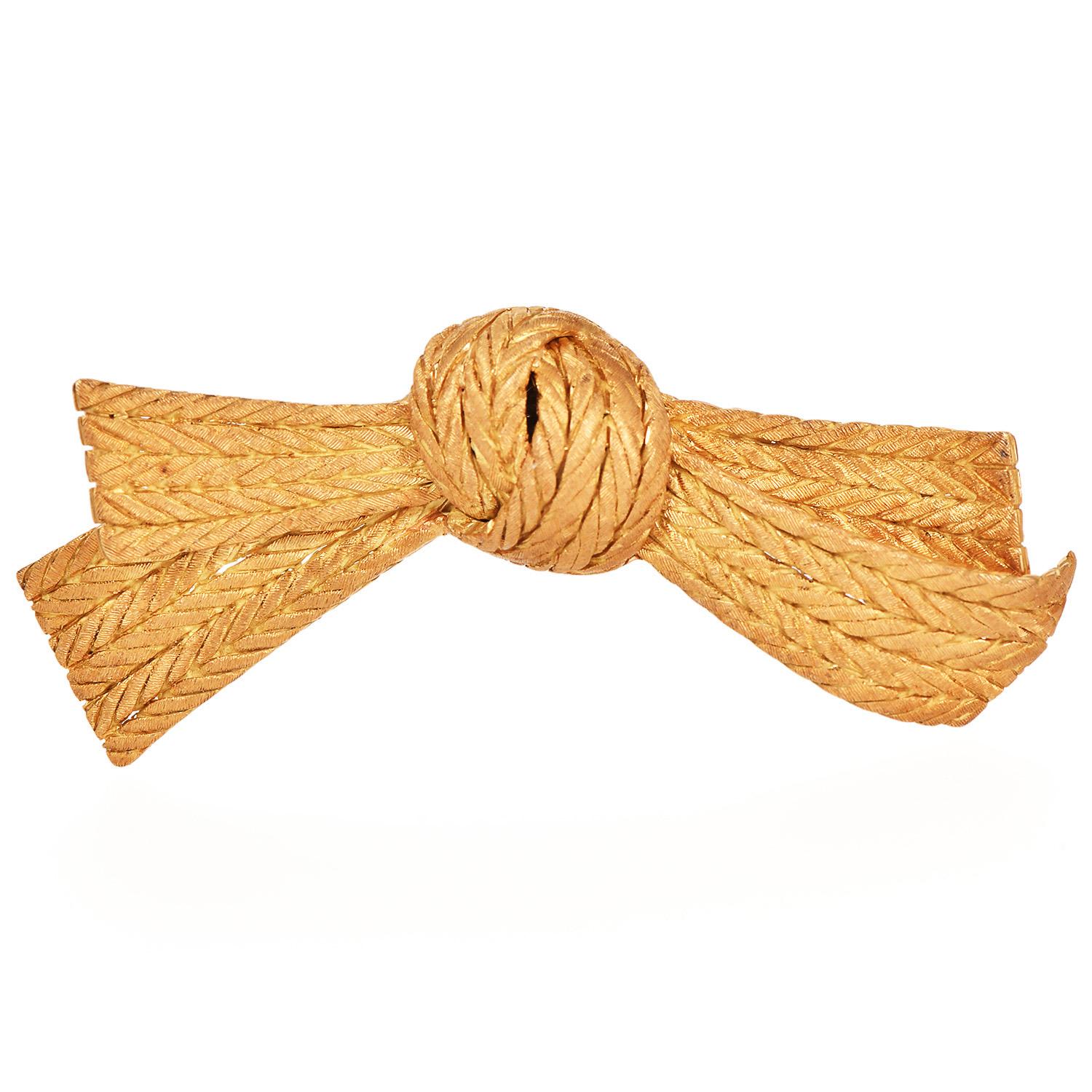 Vintage Buccellati Italian Woven Textured Brooch in 18K Yellow Gold

This piece features a unique woven texture that captures the essence of Italian craftsmanship, making it a timeless addition to any fine jewelry collection.

The brooch presents a