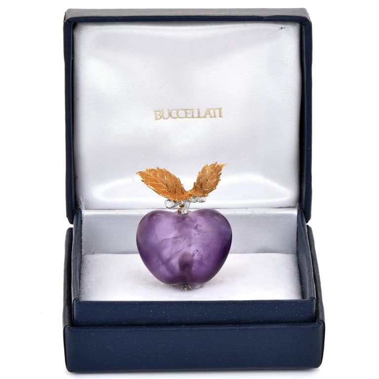 This a beautiful sweet Vintage piece from Gianamaria Buccellati, from the House of Buccellati.

Crafted in solid 18K Yellow Gold & White Gold.

With their signature textured finish leaf motif top.

Centered by spacial carved of Genuine Amethyst, to