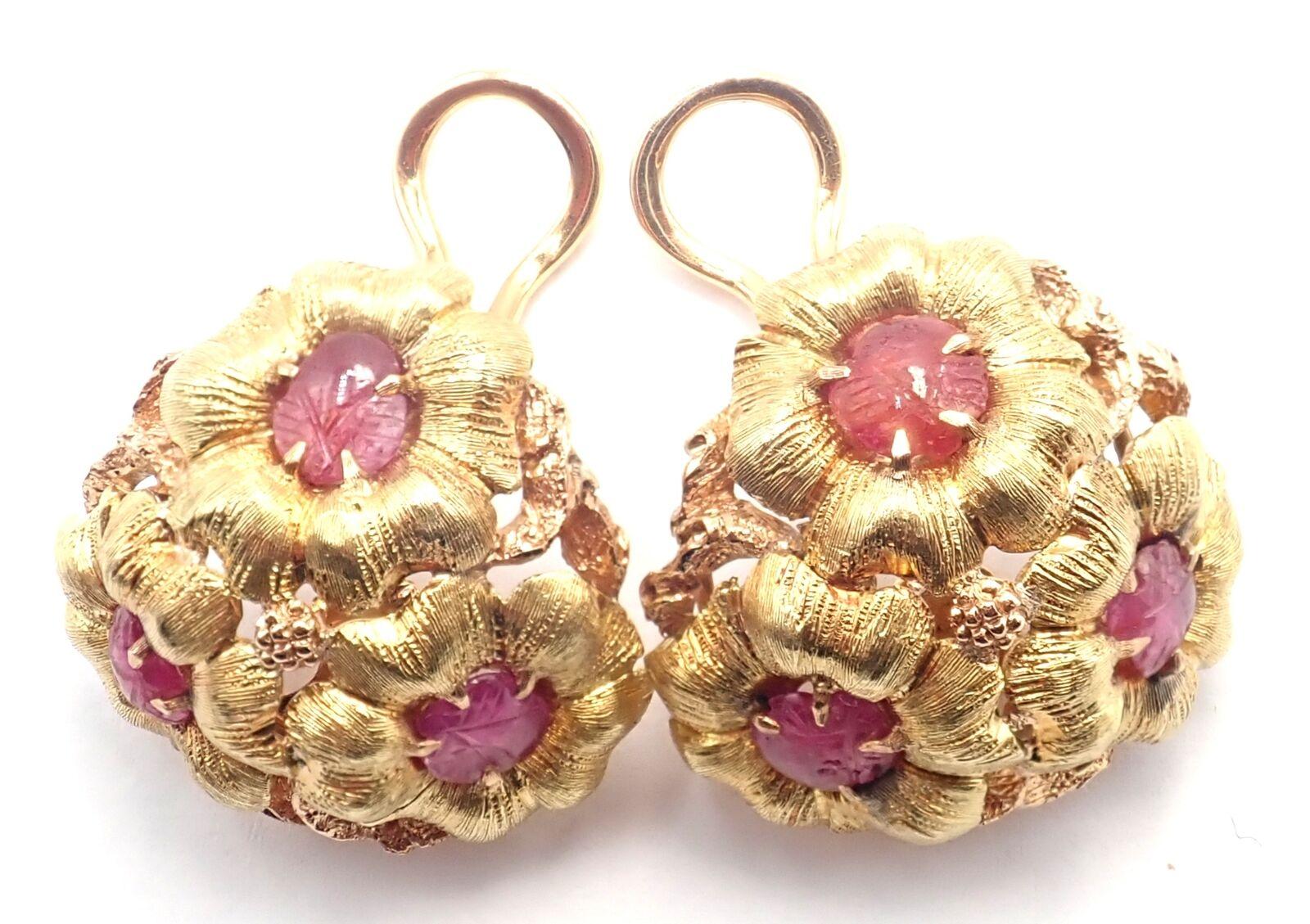 18k yellow gold vintage carved ruby handmade earrings by master jeweler BUCCELLATI. 
With 6 carved rubies.
These vintage Buccellati 18k yellow gold earrings showcase exquisite carved ruby flowers set at the center, surrounded by intricate gold leaf