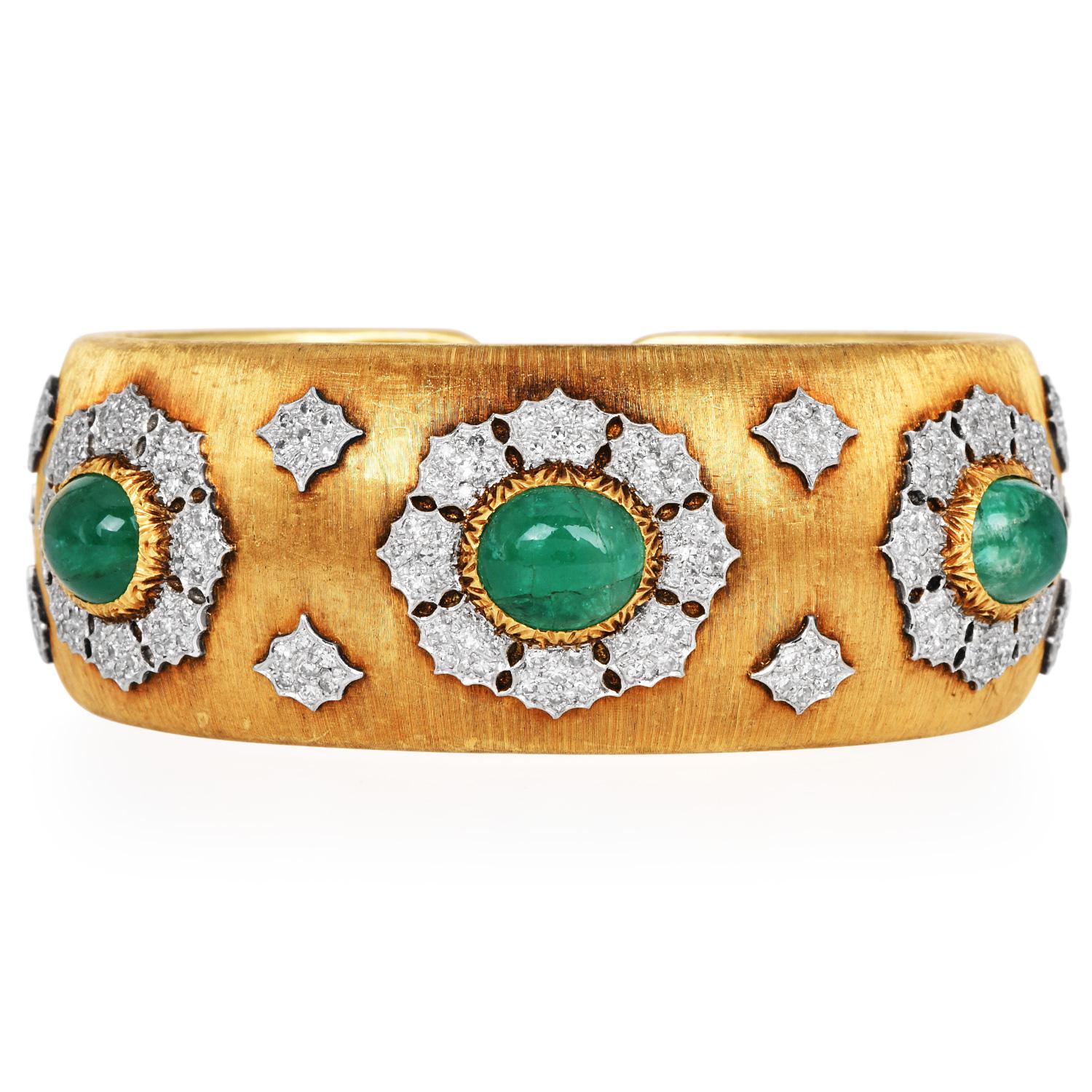 Vintage Buccellati Emerald Diamond 18K Gold Rigato Cuff Bracelet In Excellent Condition For Sale In Miami, FL